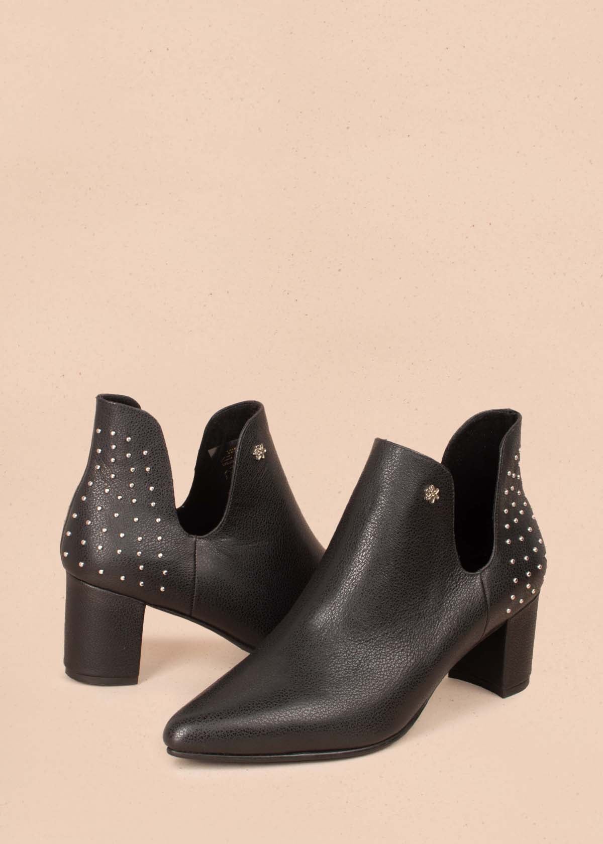 Botines en cuero color negro con taches en talón 104455