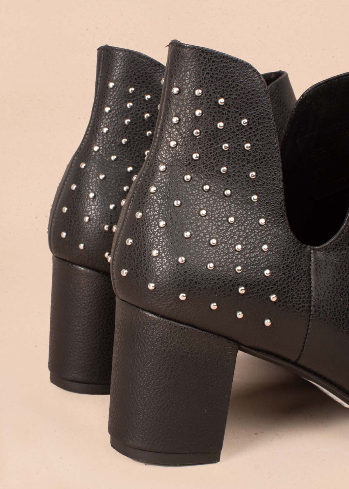 Botines en cuero color negro con taches en talón 104455
