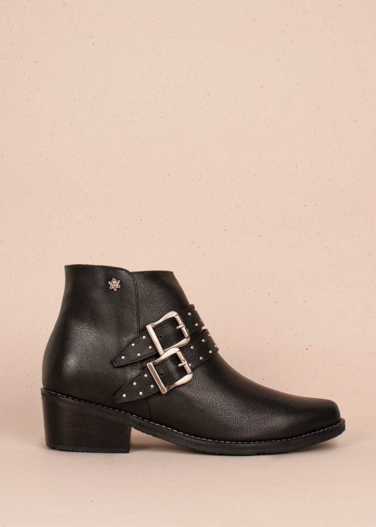 Botines en cuero color negro con correas y taches 104456