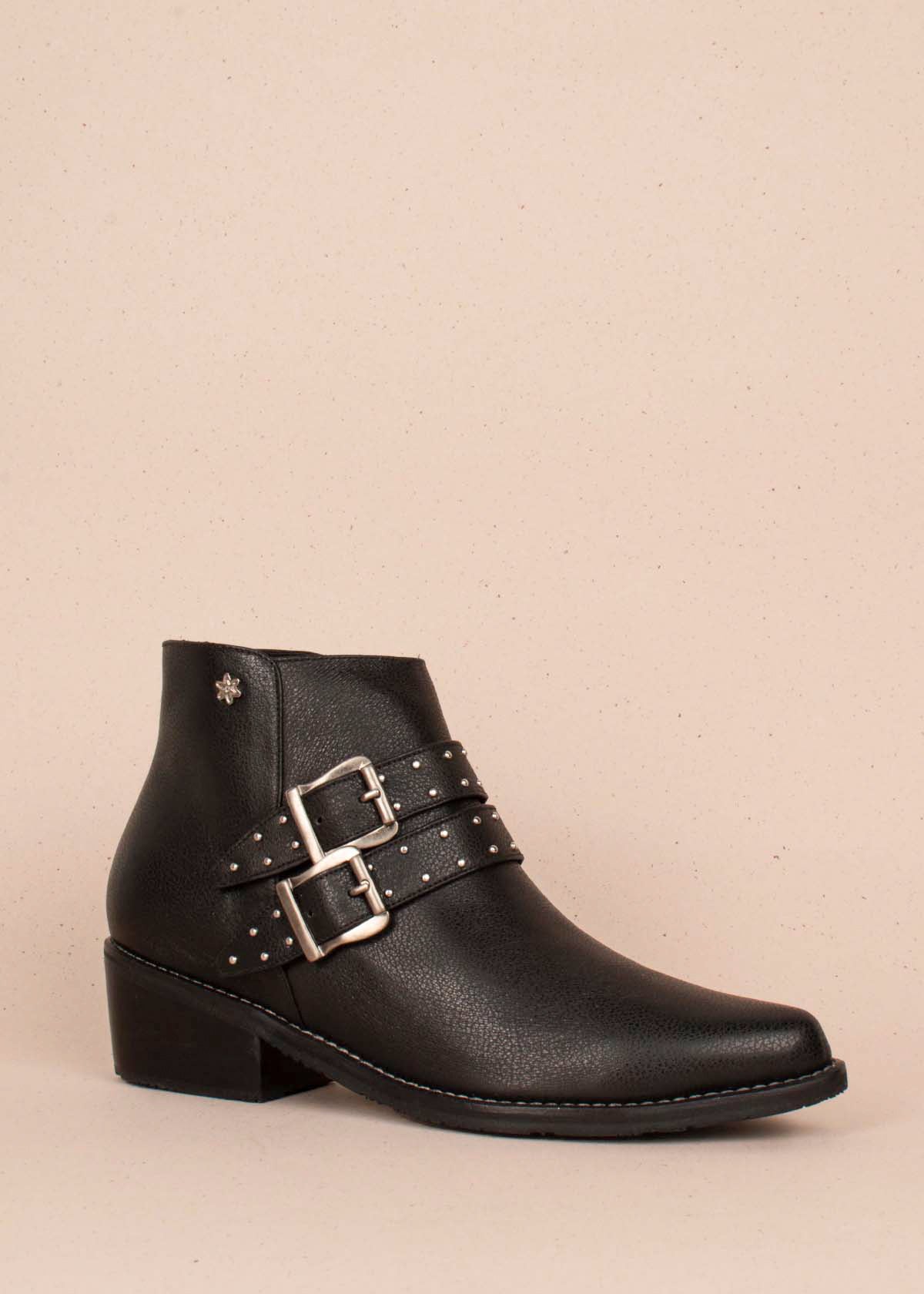 Botines en cuero color negro con correas y taches 104456