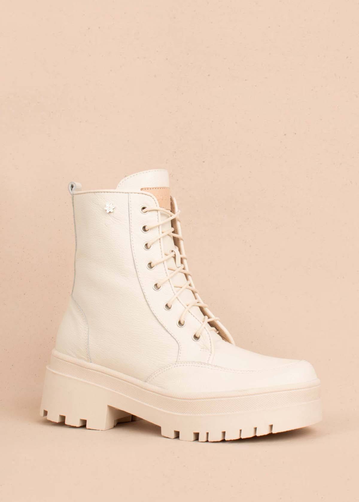 Botas en cuero color beige con cordón y cierre lateral 104458