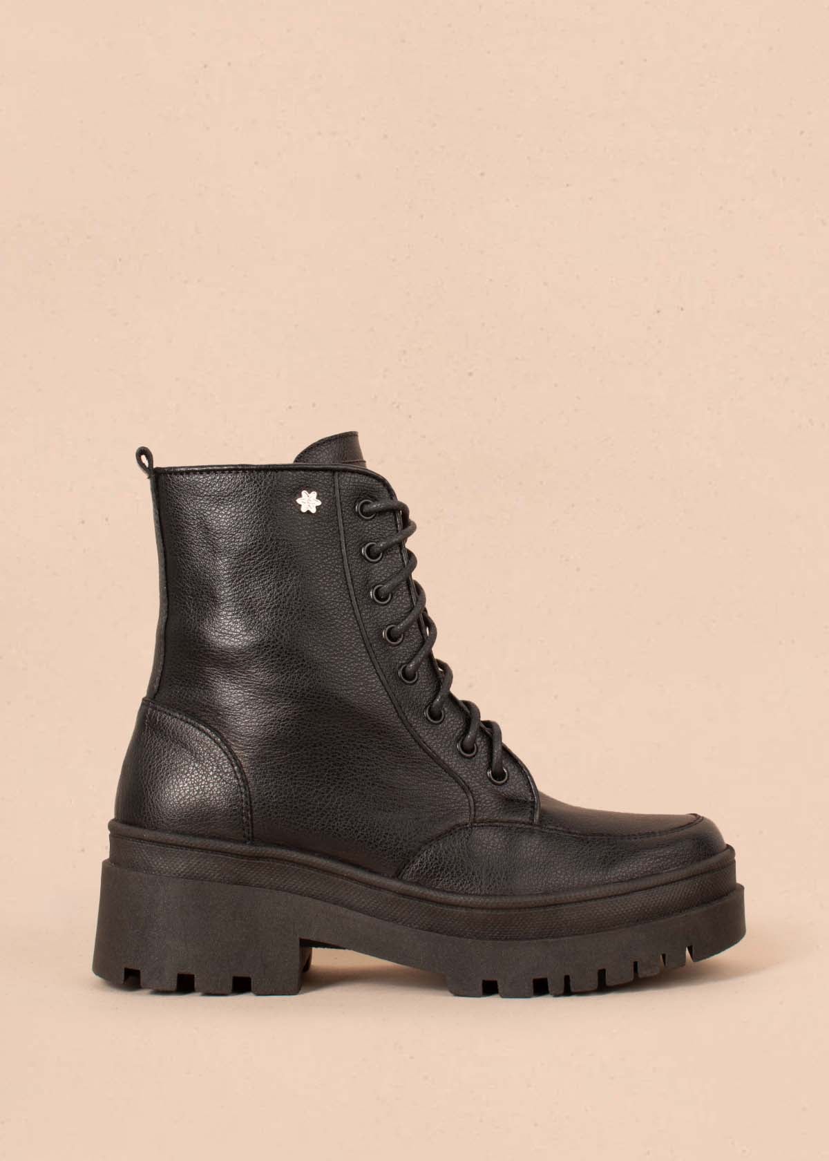 Botas en cuero color negro con cordón y cierre lateral 104458