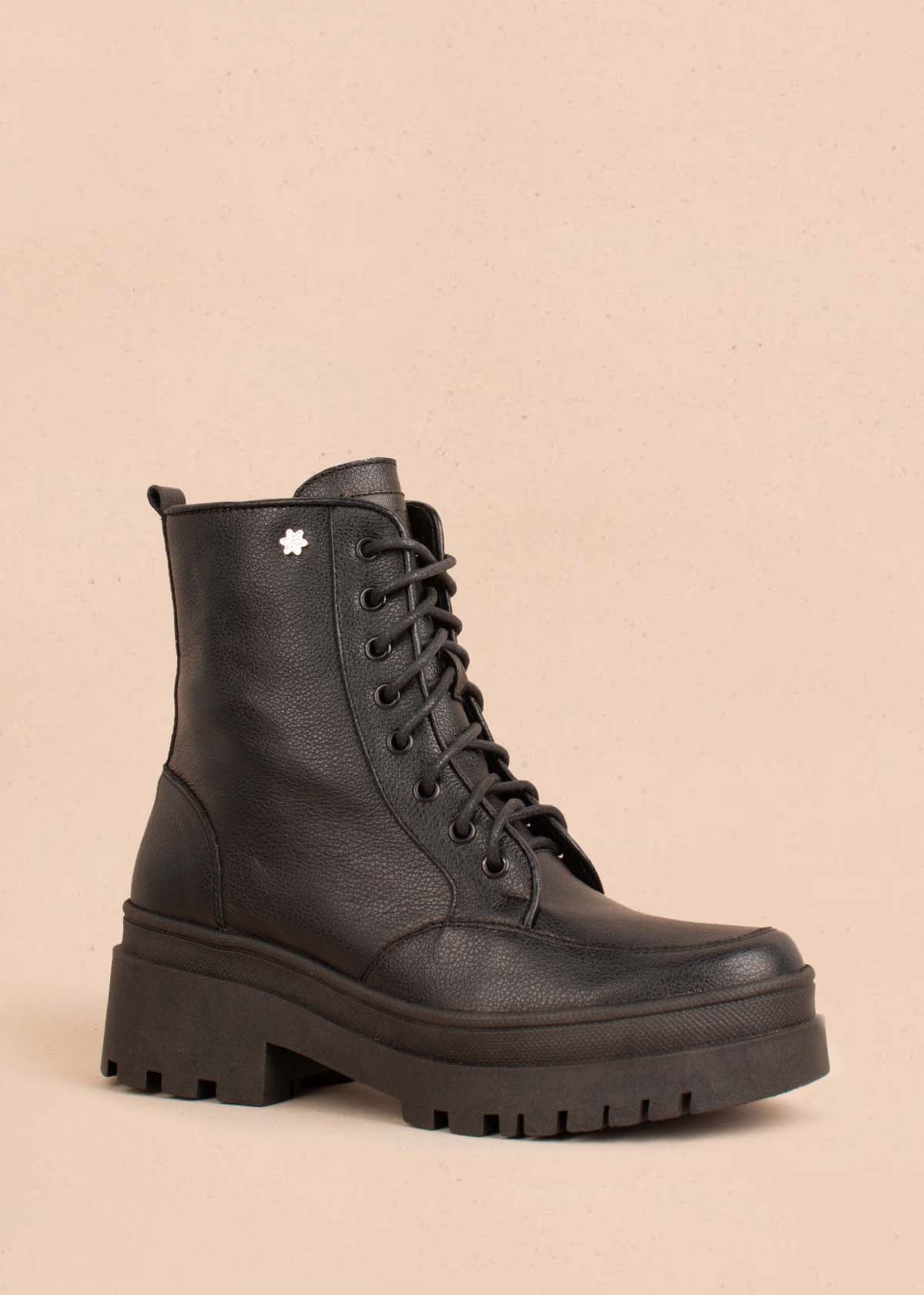 Botas en cuero color negro con cordón y cierre lateral 104458