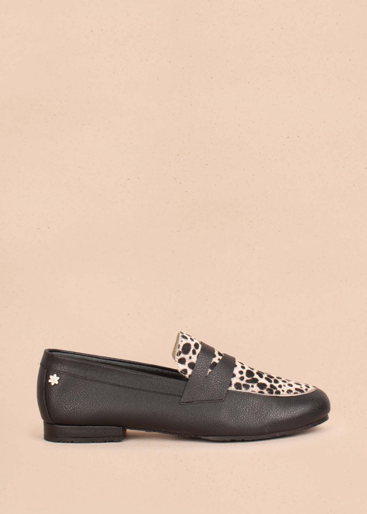 Mocasines en cuero color negro y cuero con pelo animal print 104462