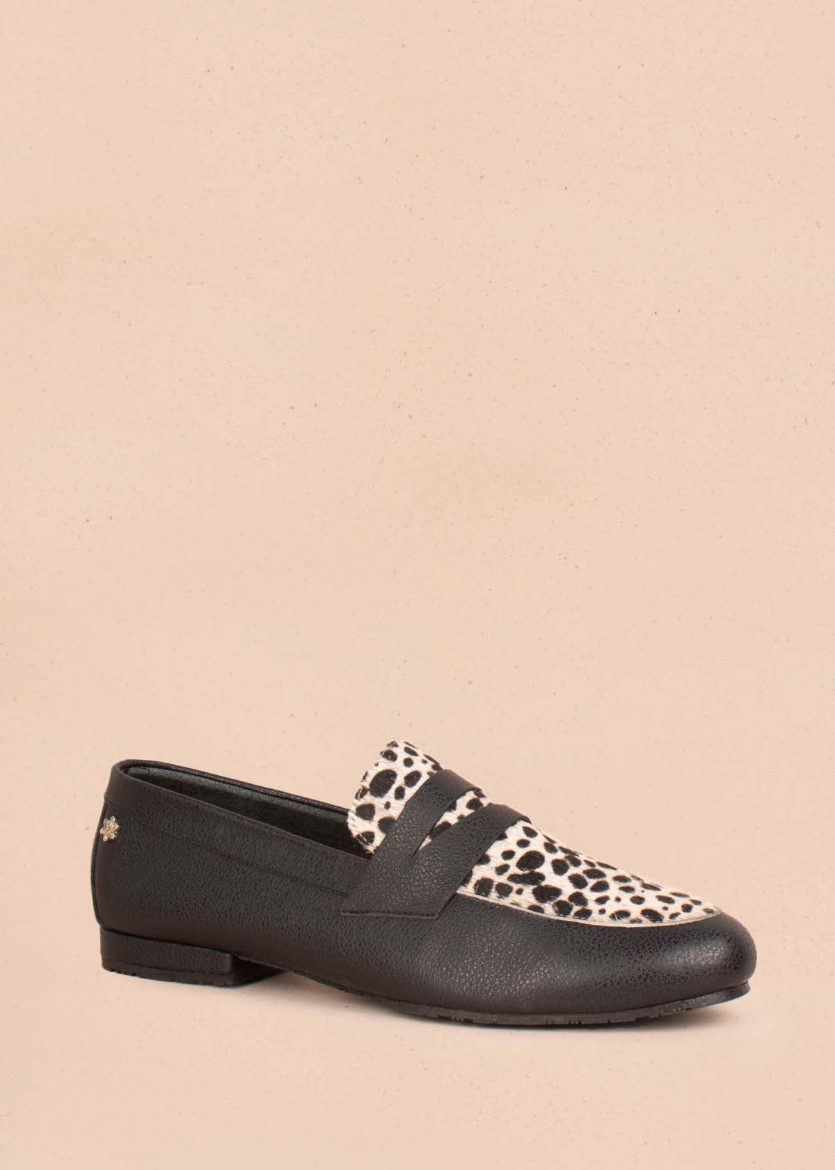 Mocasines en cuero color negro y cuero con pelo animal print 104462