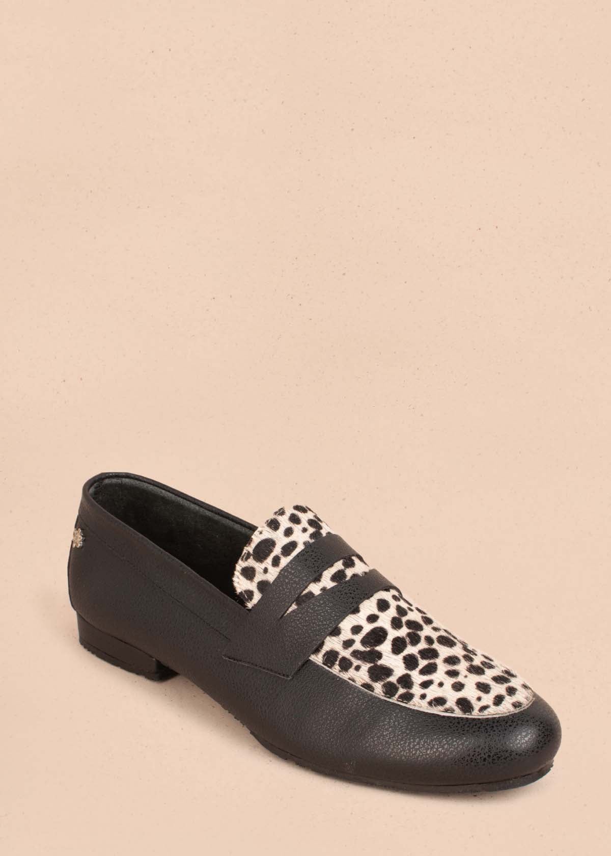 Mocasines en cuero color negro y cuero con pelo animal print 104462