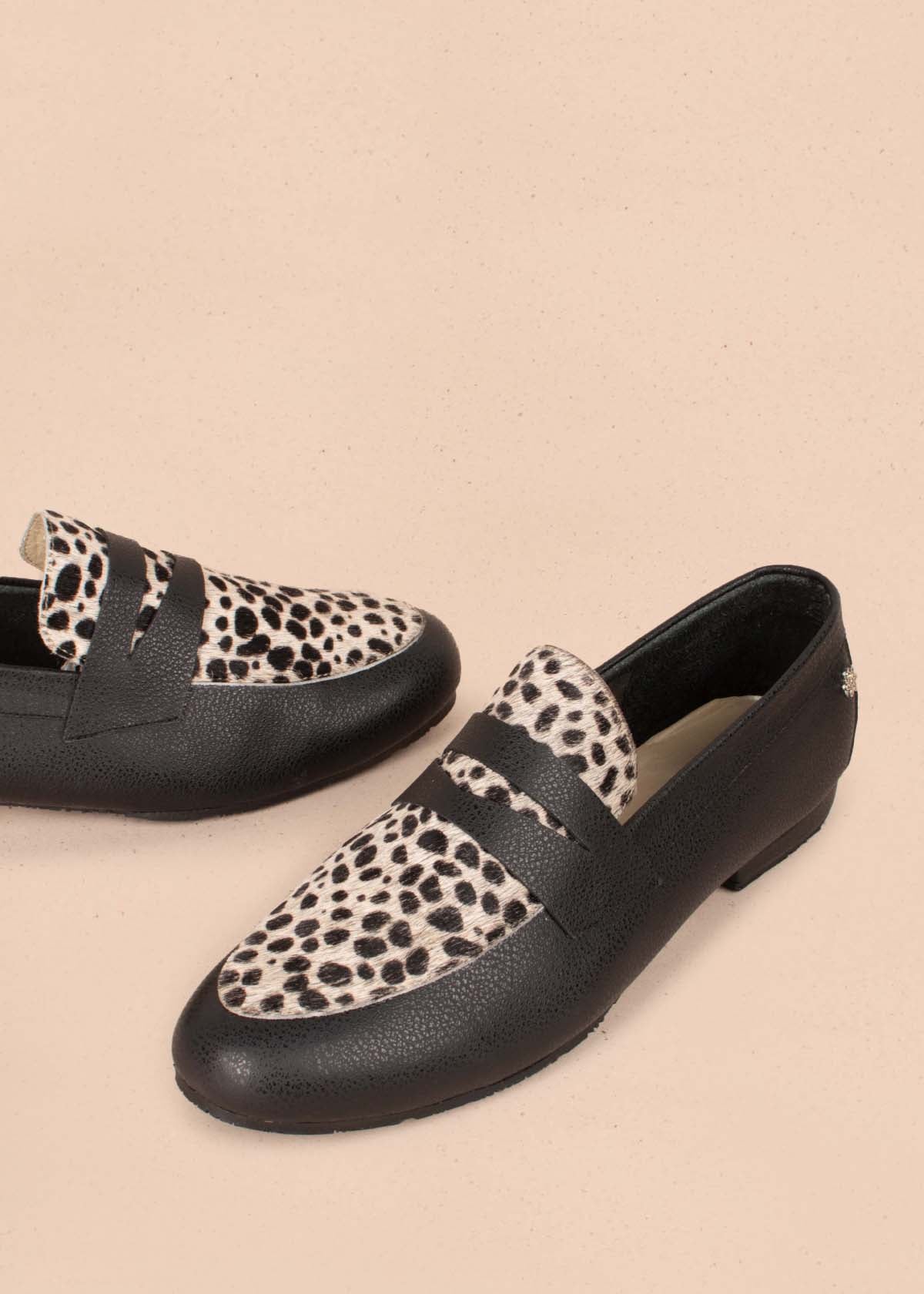 Mocasines en cuero color negro y cuero con pelo animal print 104462