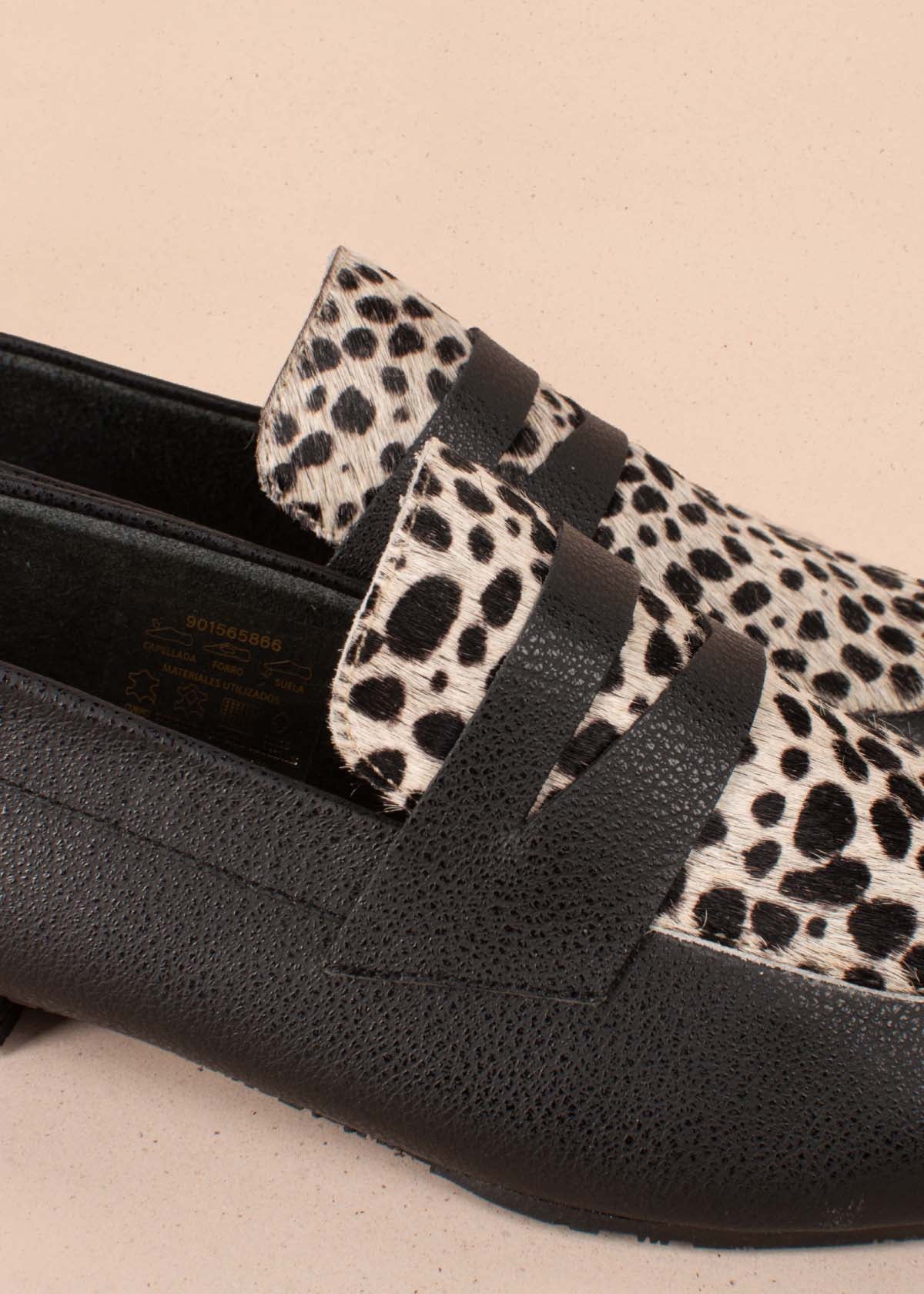 Mocasines en cuero color negro y cuero con pelo animal print 104462