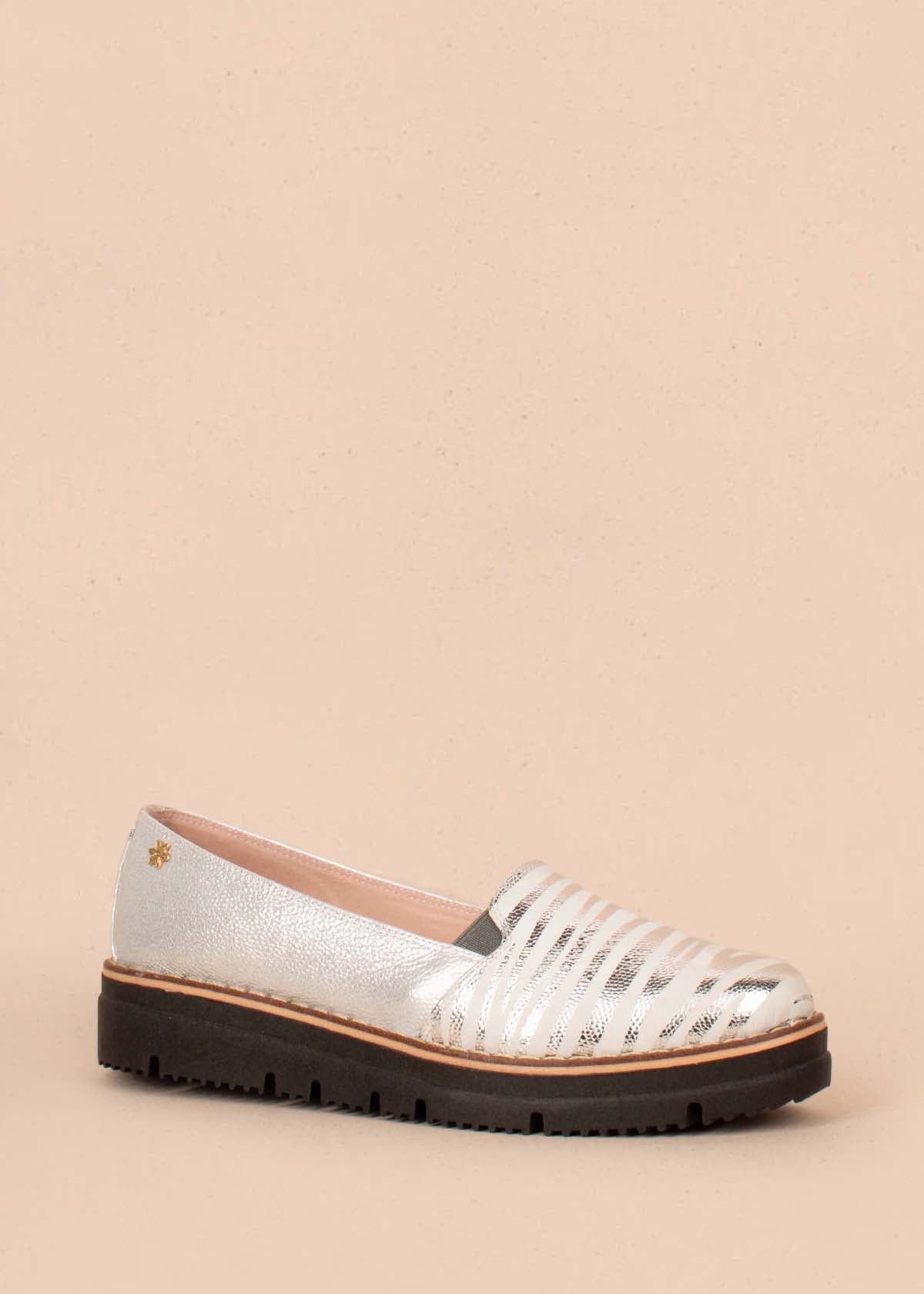 Zapatos cerrados en cuero color plata con folia en puntera 104465