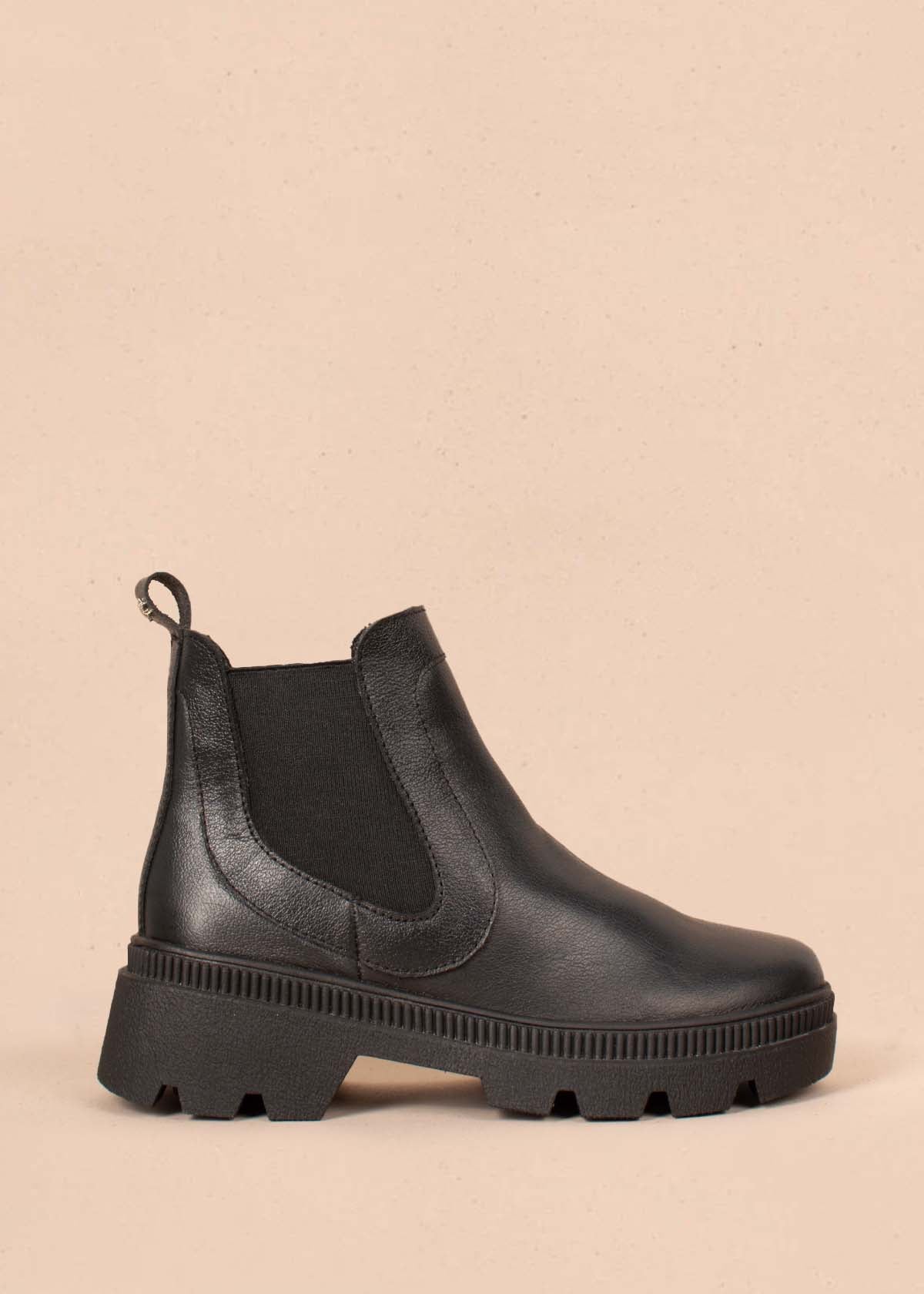 Botines en cuero color negro con resortes laterales 104470