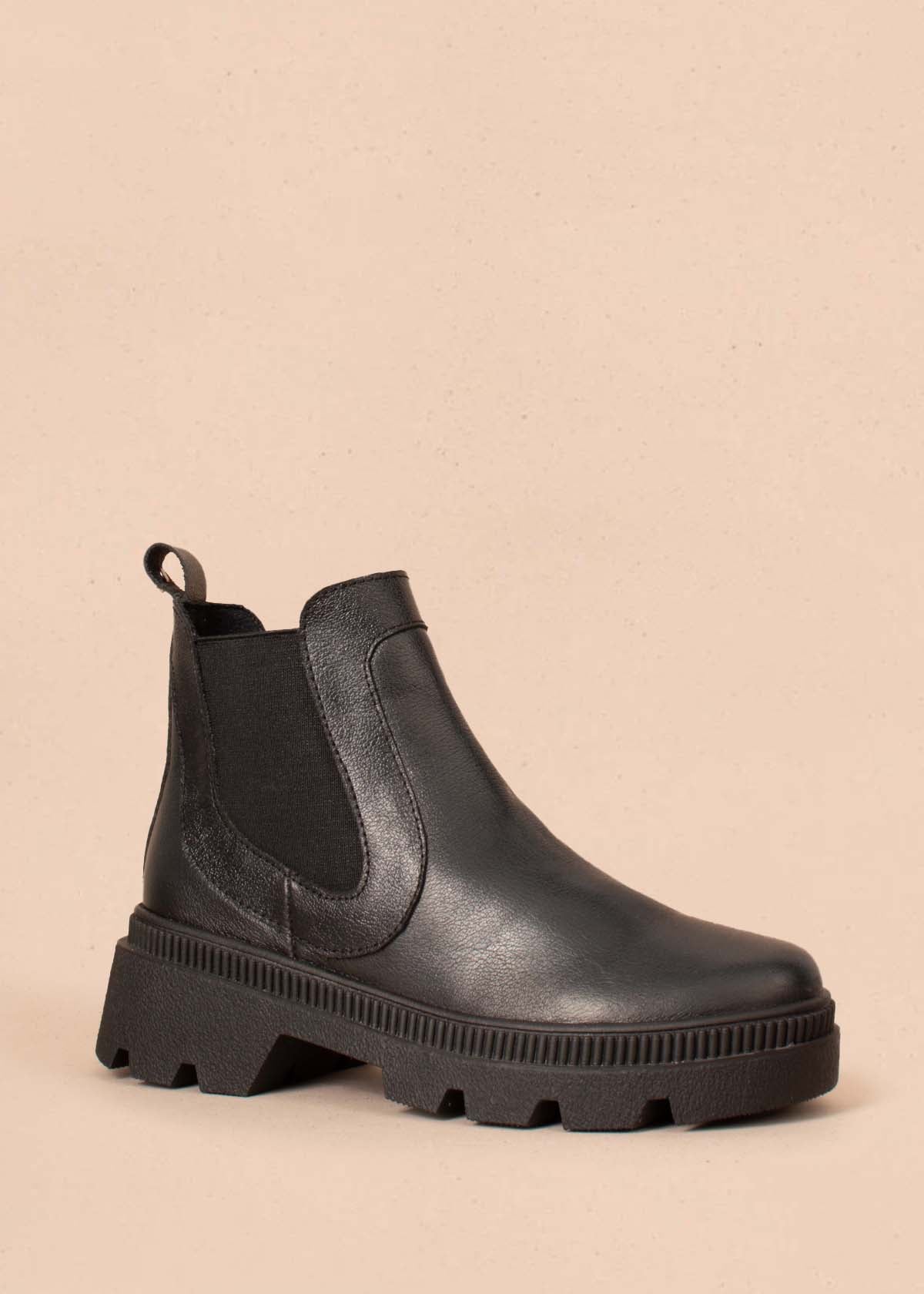 Botines en cuero color negro con resortes laterales 104470