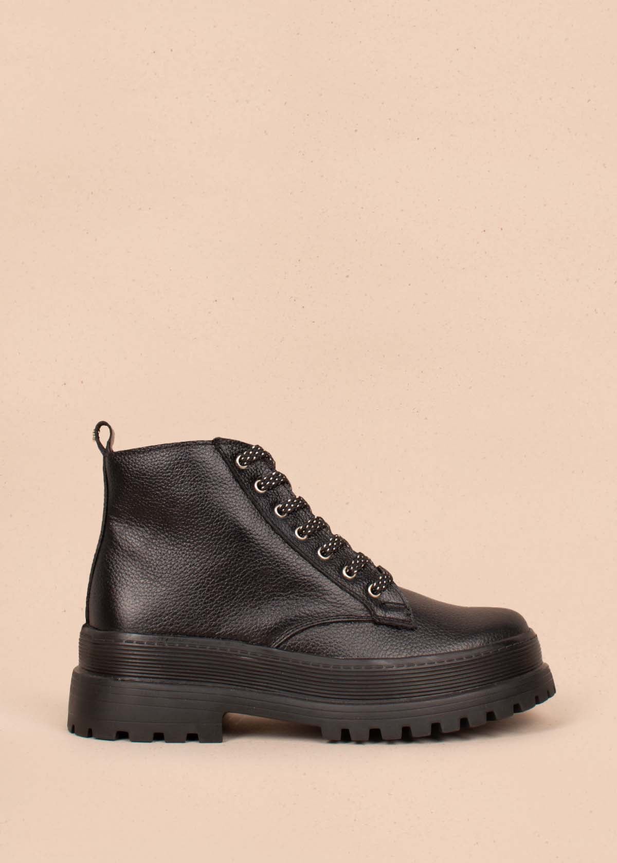 Botines en cuero color negro con textura croco 104475