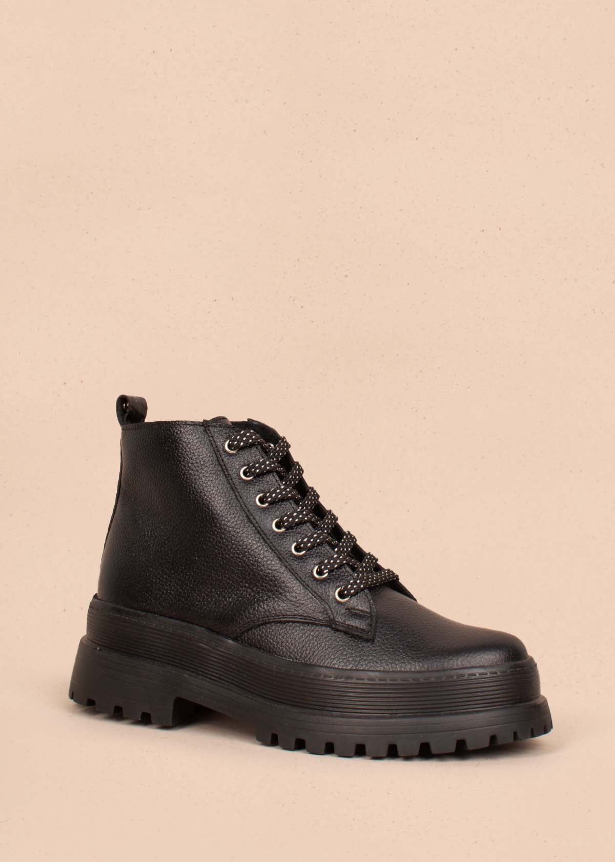 Botines en cuero color negro con textura croco 104475