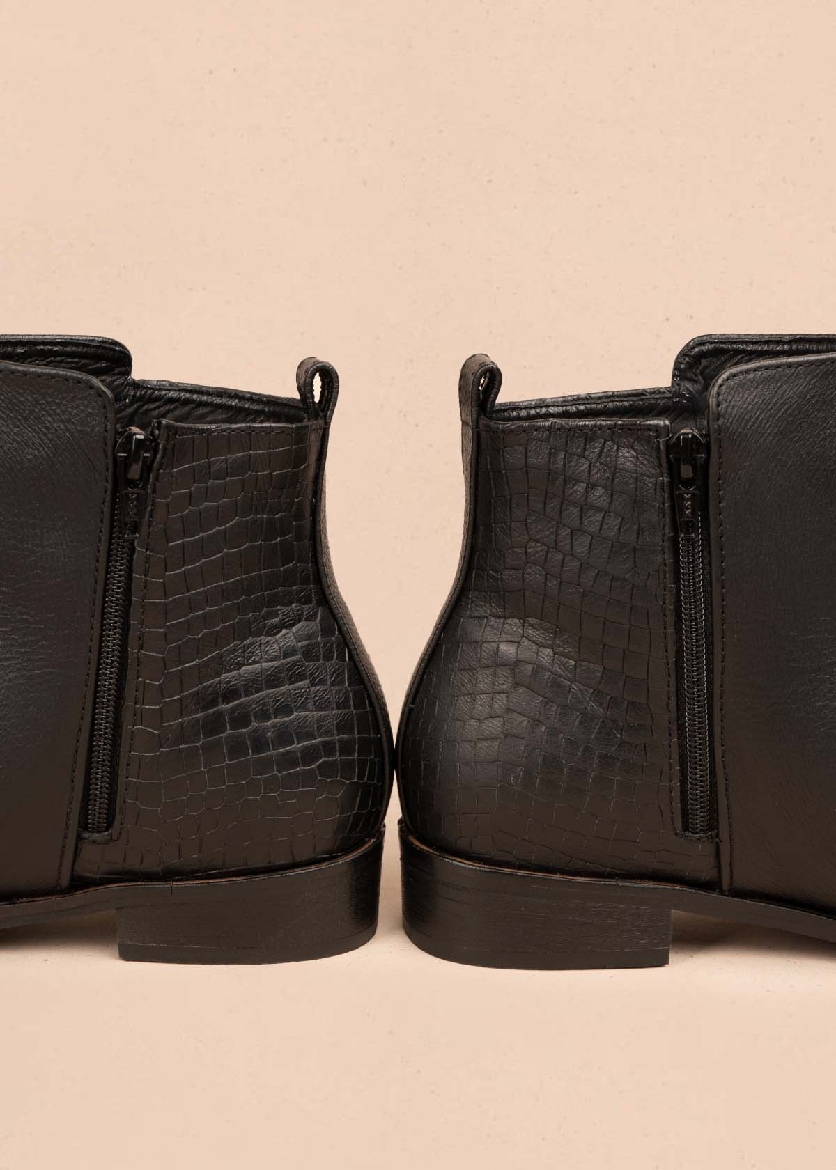 Botines en cuero color negro con textura croco en talón 104479