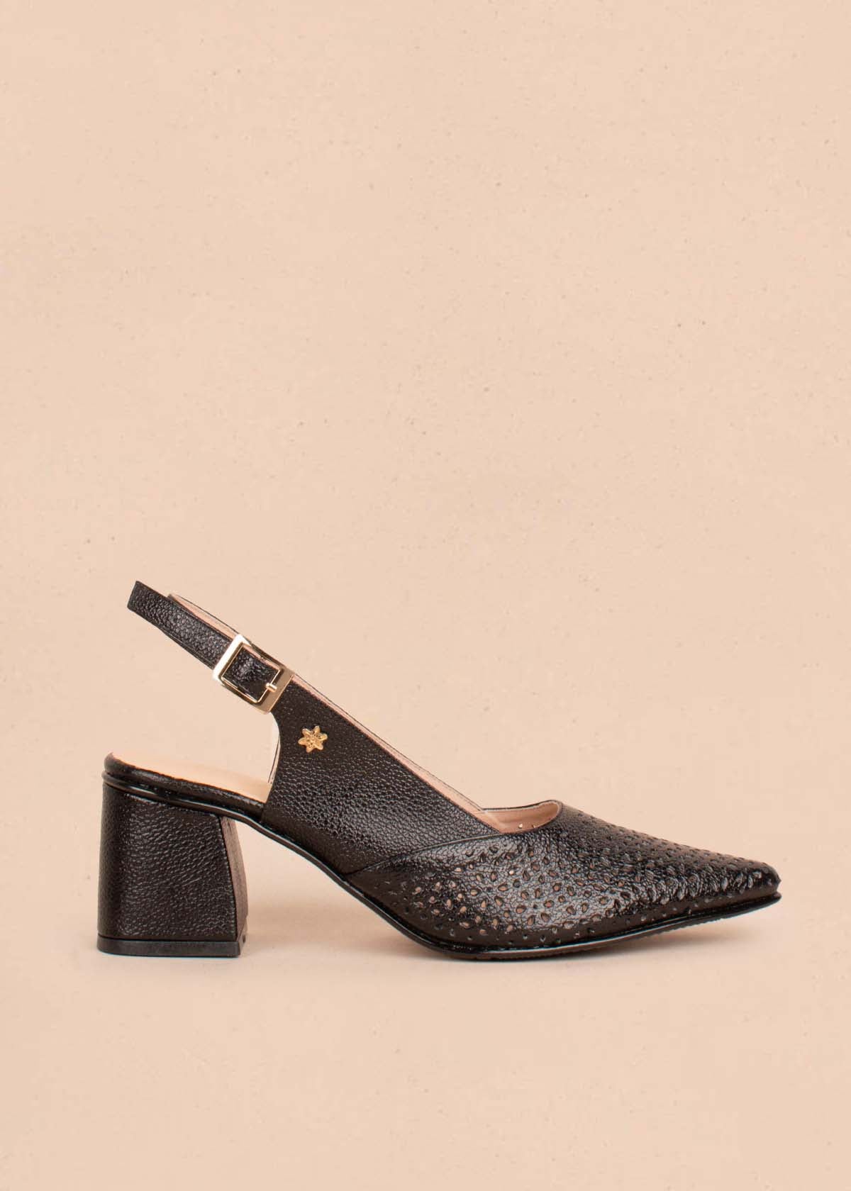 Tacones trabilla en cuero color negro con perforaciones 104490