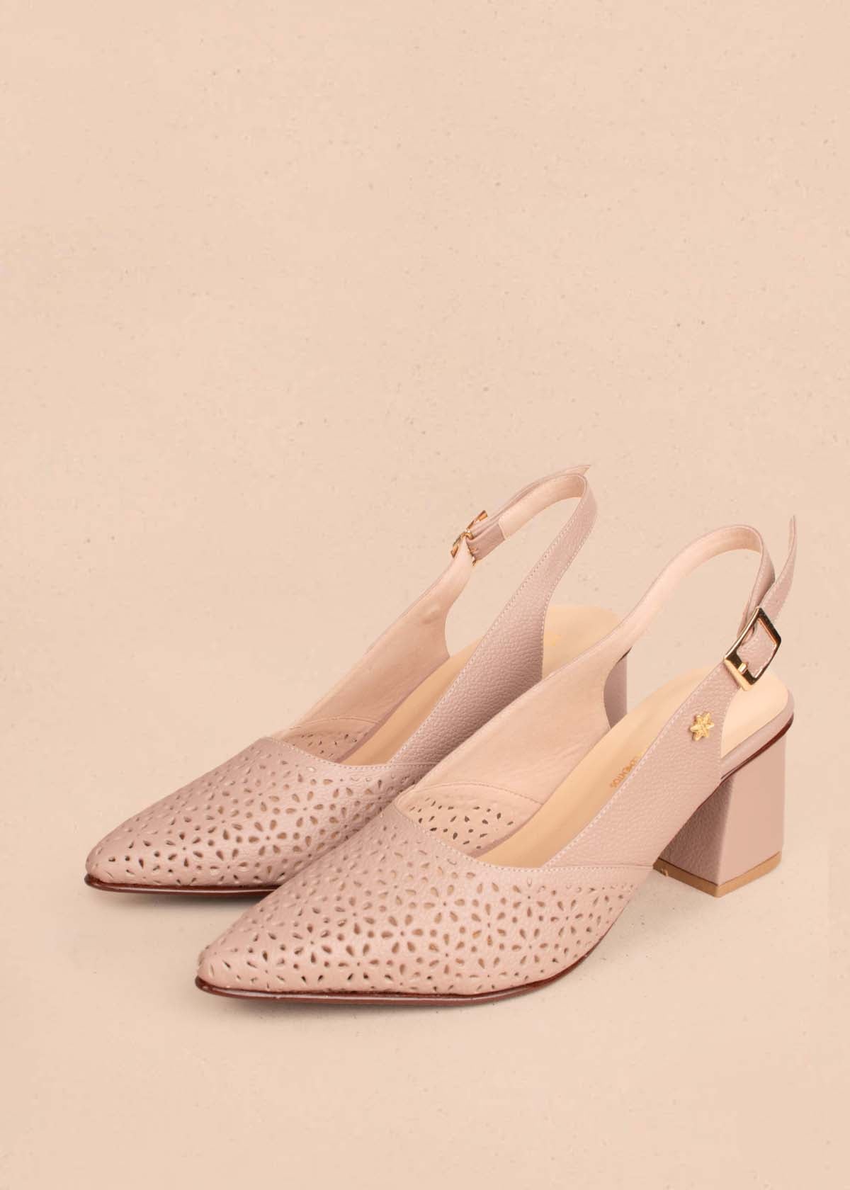 Tacones trabilla en cuero color taupe con perforaciones 104490