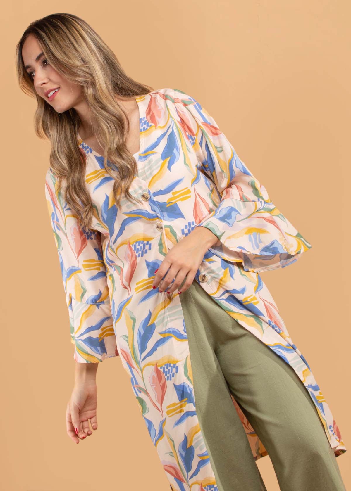 Blusón color vainilla con estampado floral 104501