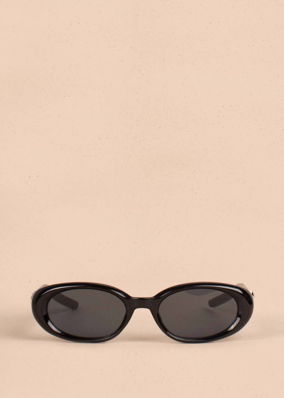 Gafas de sol color negro con marco ovalado 104527