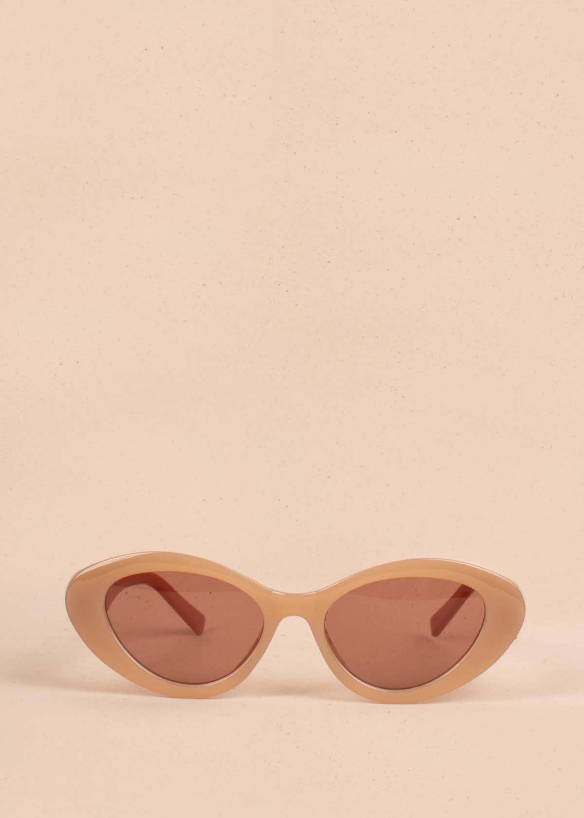 Gafas de sol color beige con marco ovalado 104528