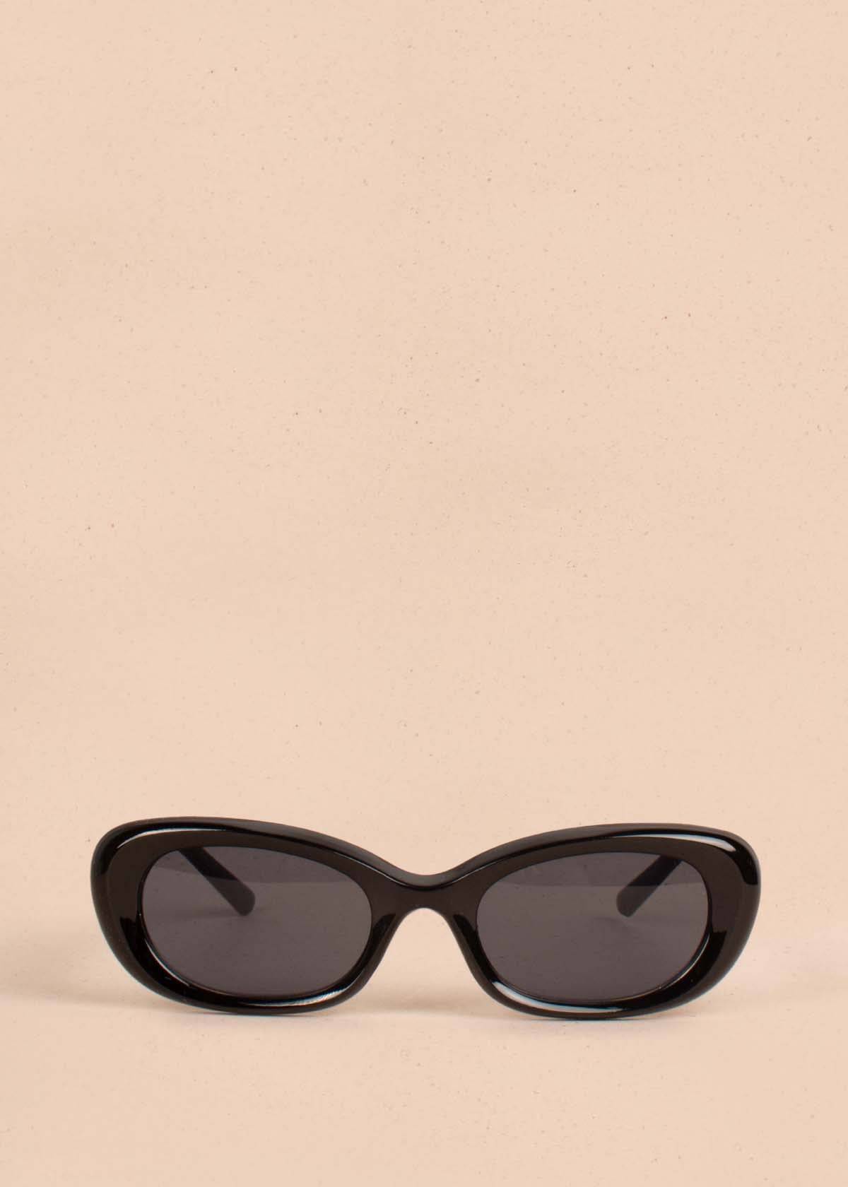 Gafas de sol color negro con marco ovalado 104530