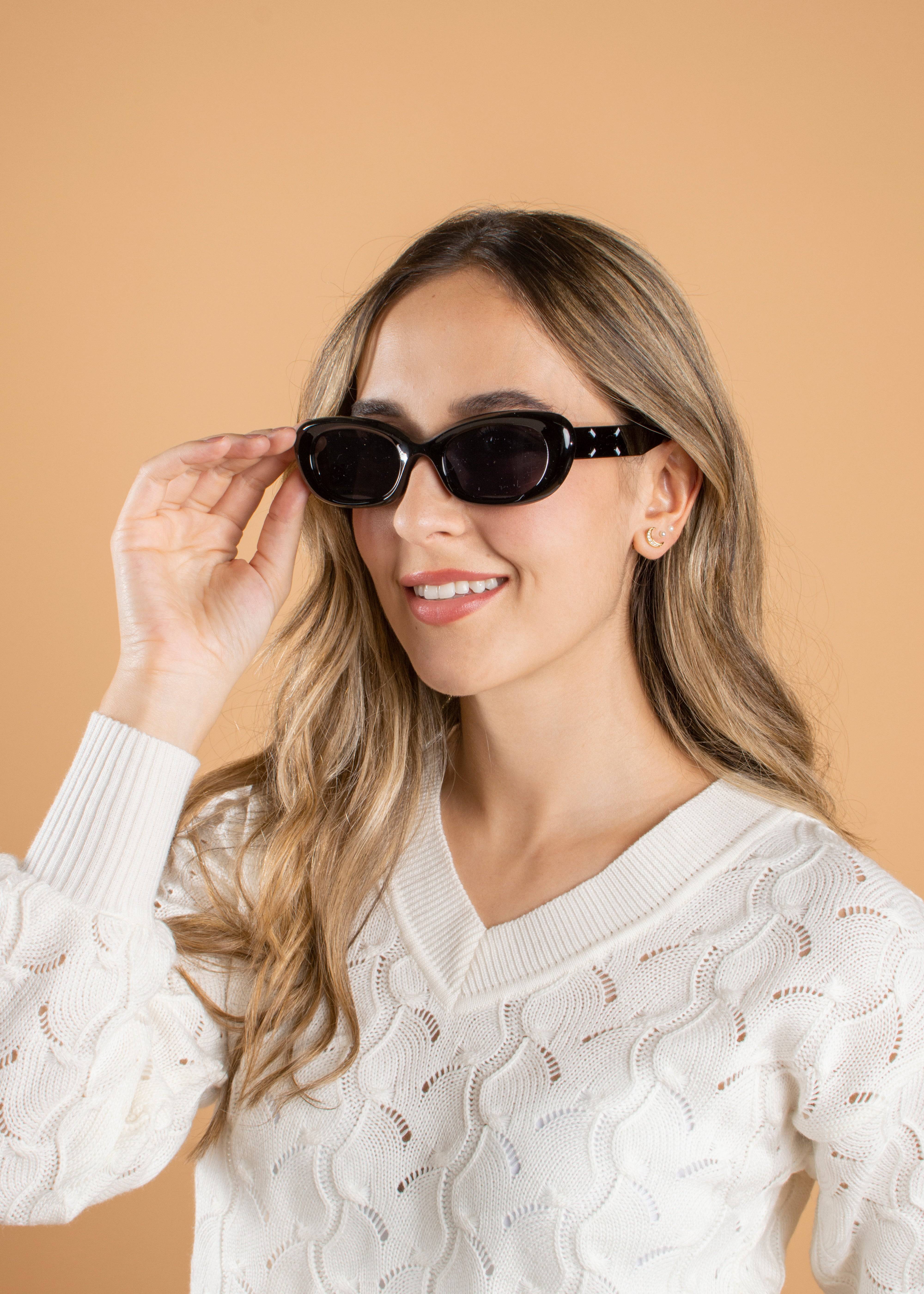 Gafas de sol color negro con marco ovalado 104530
