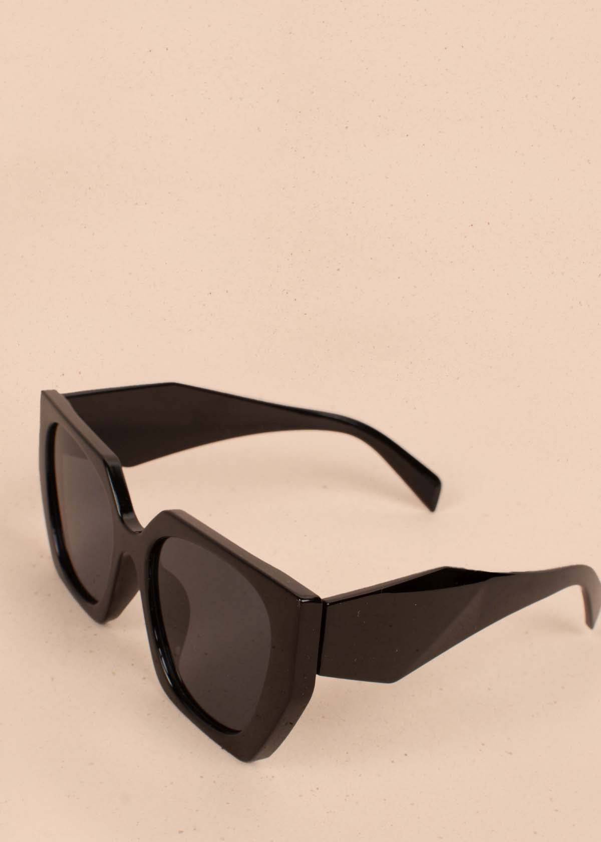 Gafas de sol color negro con marco cuadrado 104531