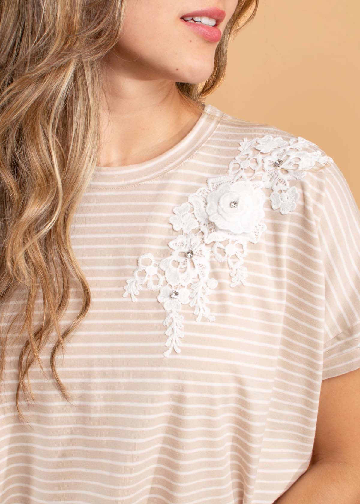 Camiseta color beige con estampado de rayas y encaje 104566