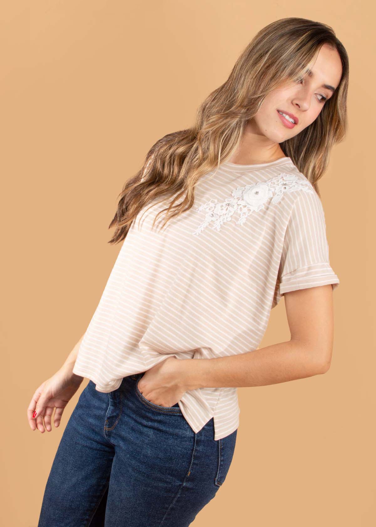 Camiseta color beige con estampado de rayas y encaje 104566