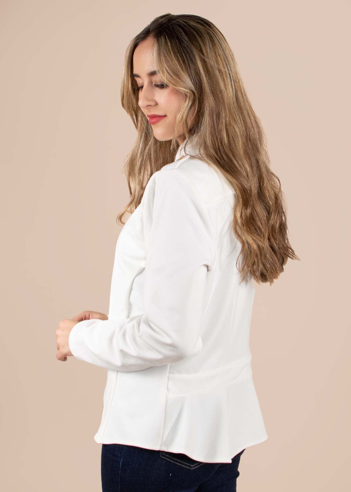Chaqueta clásica color blanco con botones 104582