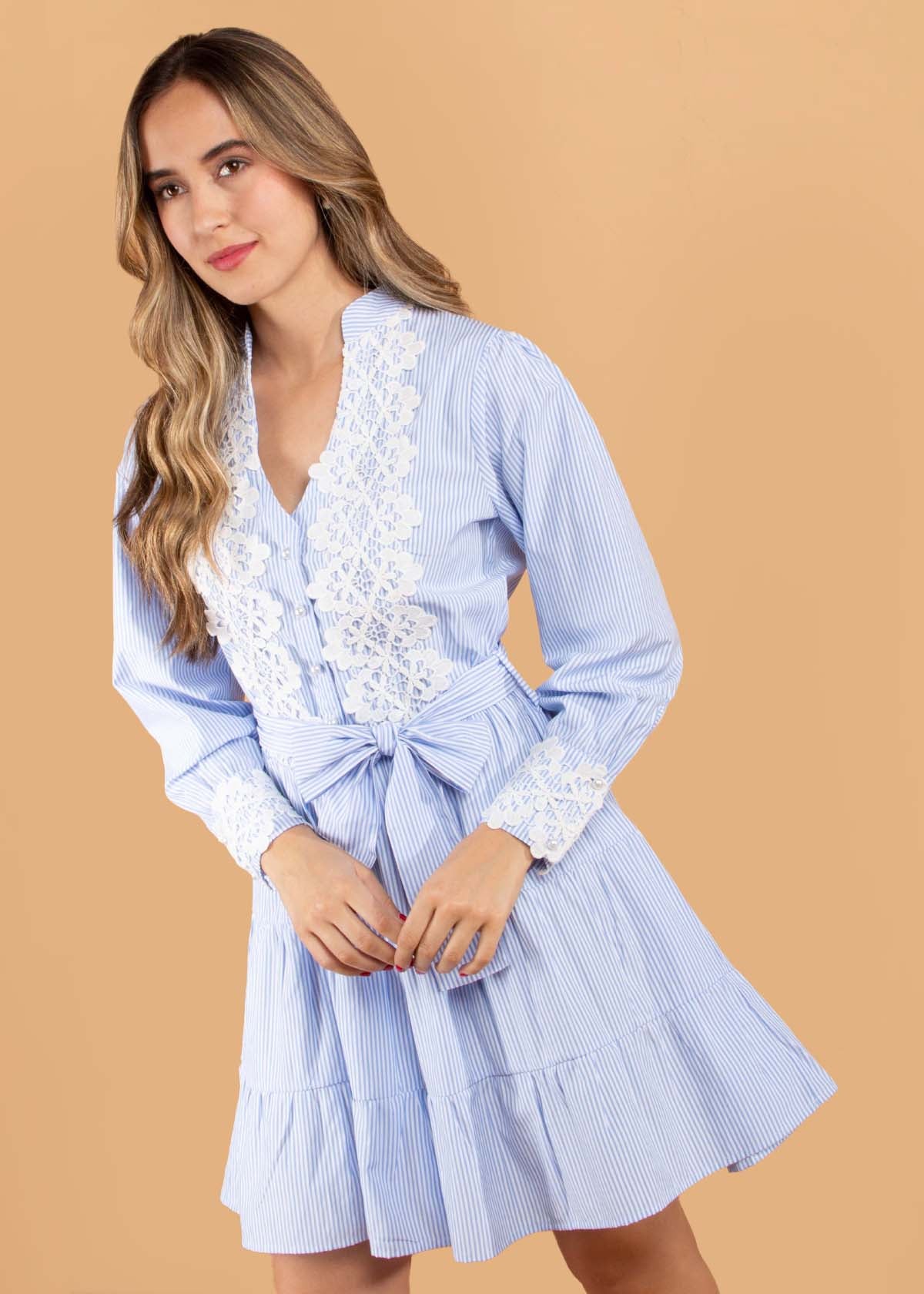 Vestido corto color azul claro con rayas y encaje 104584
