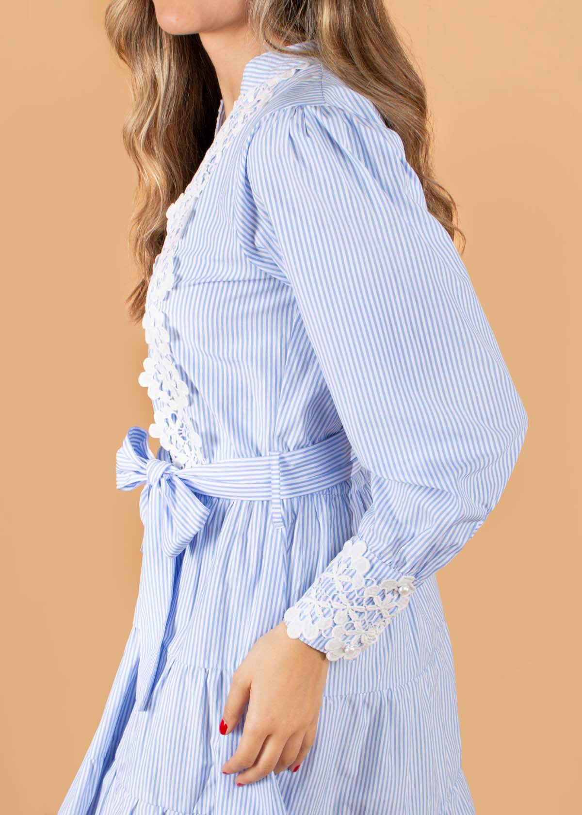 Vestido corto color azul claro con rayas y encaje 104584