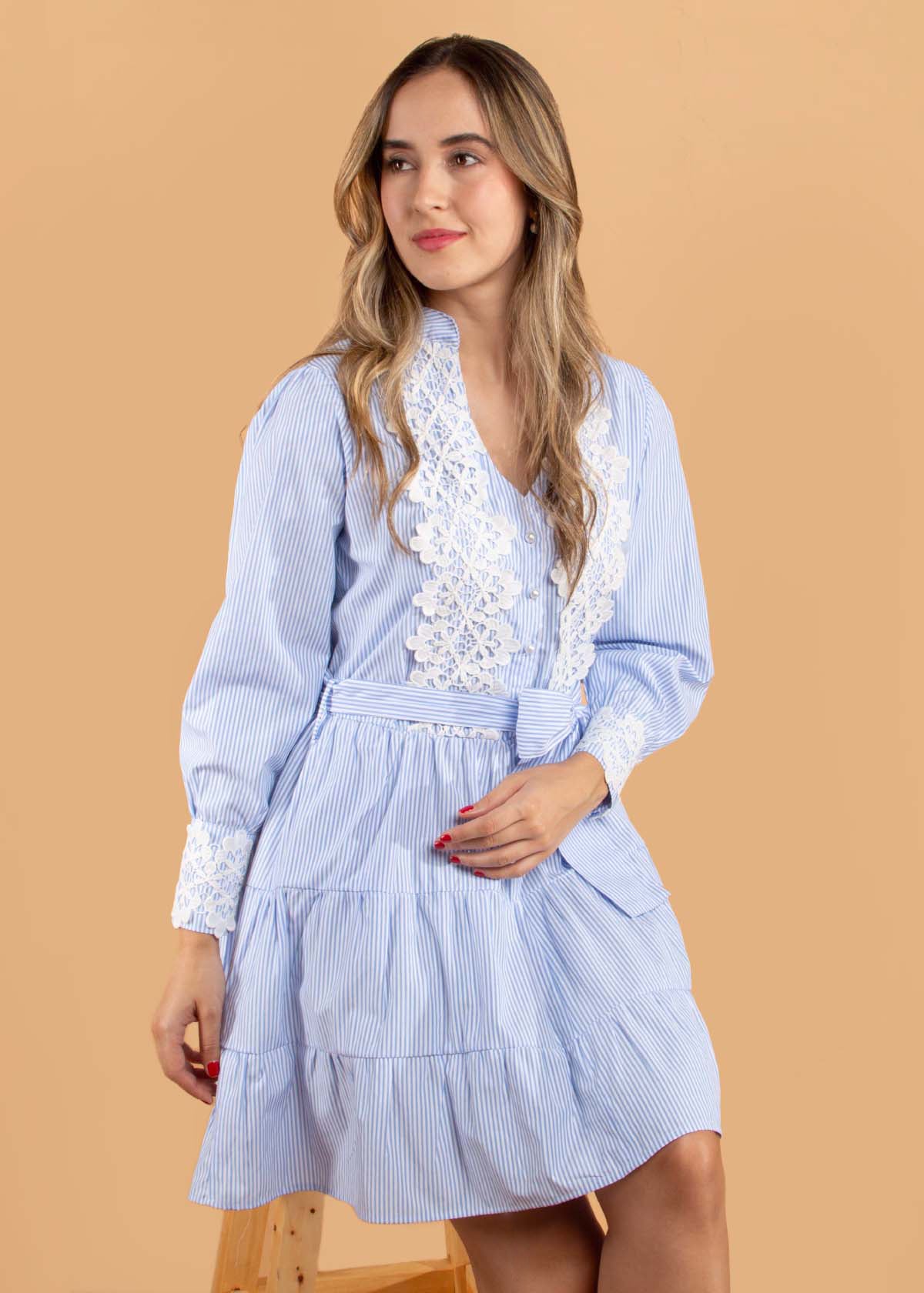 Vestido corto color azul claro con rayas y encaje 104584