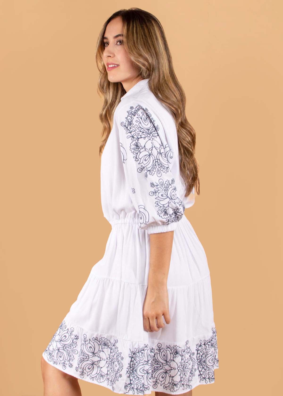 Vestido corto estilo bohemio color blanco con arabescos 104585
