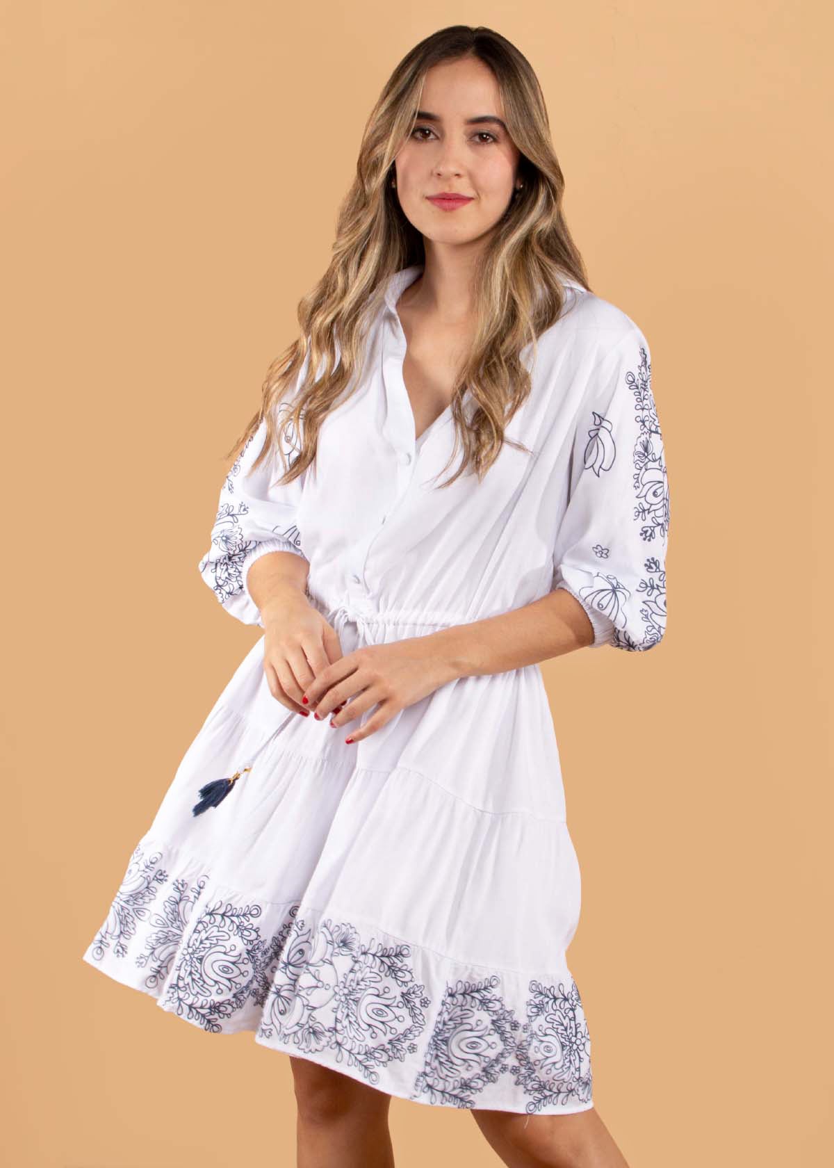 Vestido corto estilo bohemio color blanco con arabescos 104585