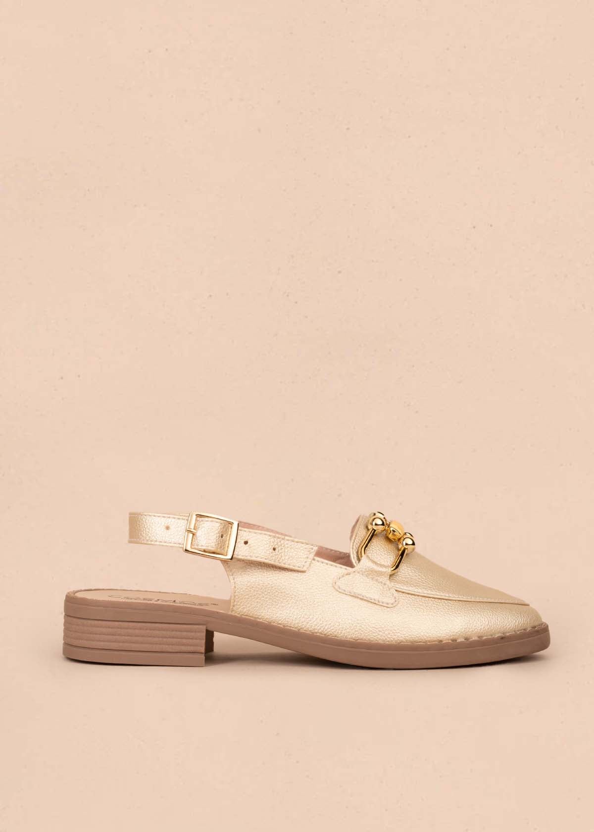 Tacones trabilla color champaña con aplique dorado 104291