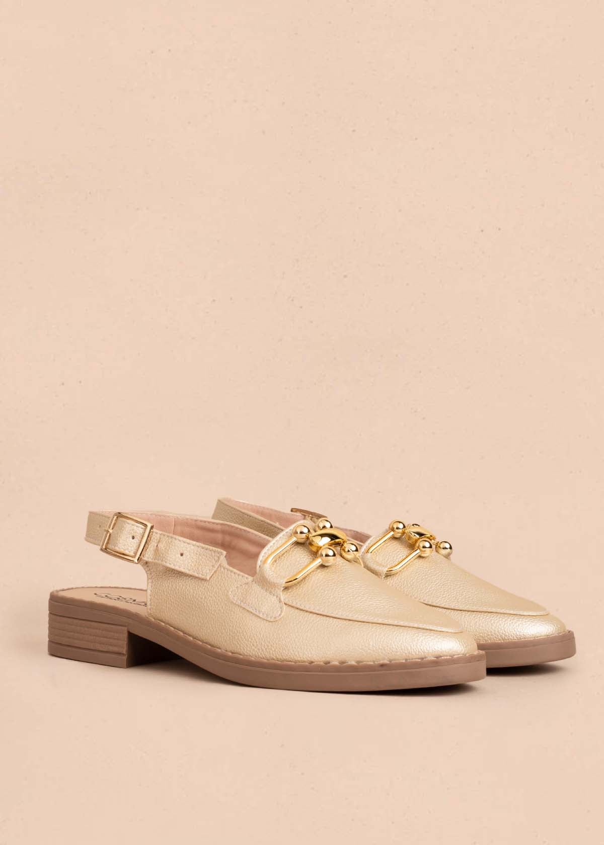 Tacones trabilla color champaña con aplique dorado 104291