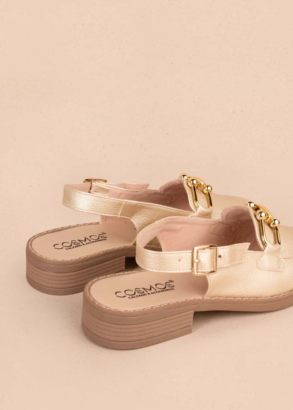 Tacones trabilla color champaña con aplique dorado 104291