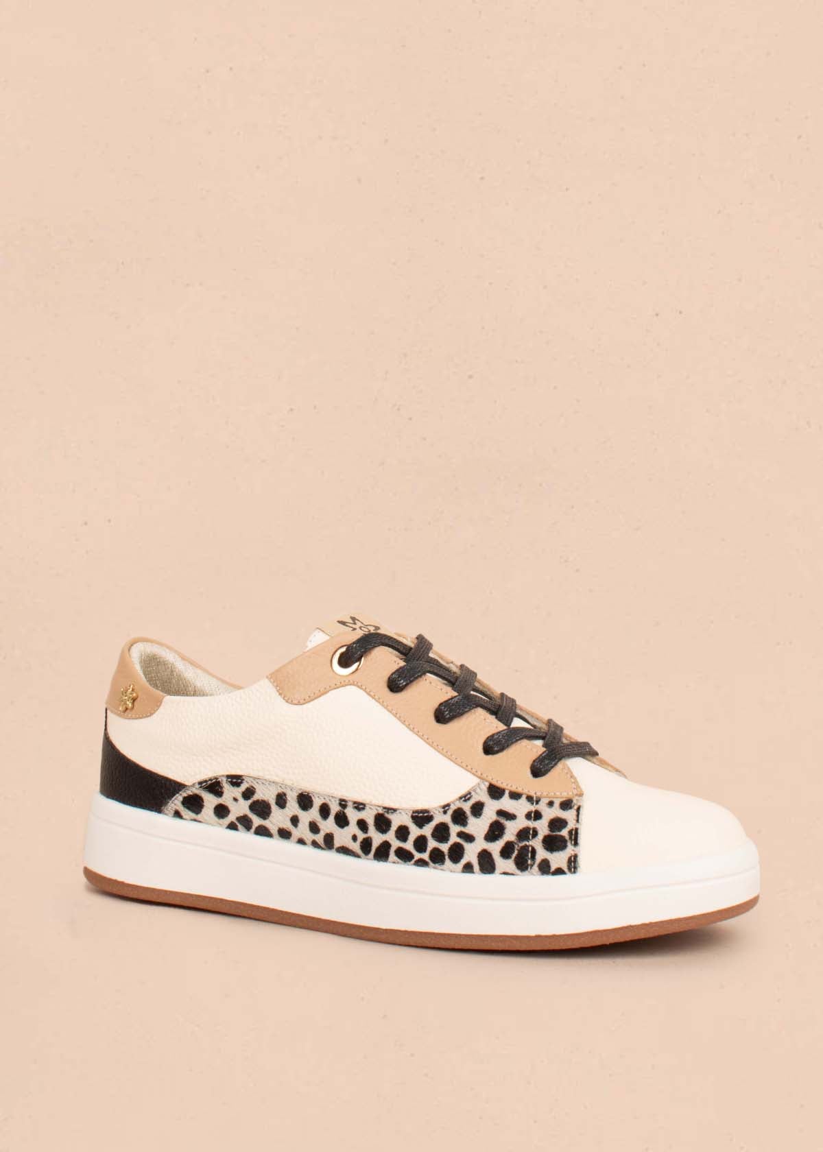 Tenis casuales en cuero color talco y cuero con pelo animal print 104599