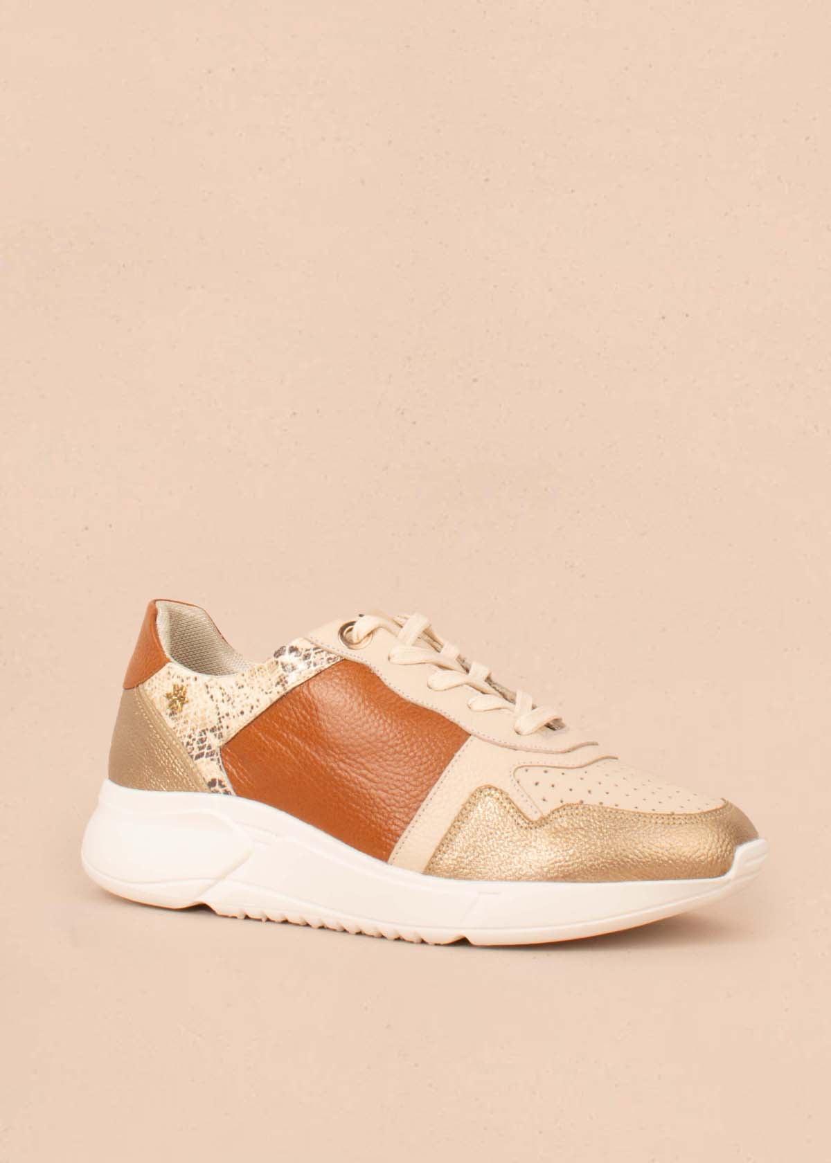 Tenis casuales en cuero color miel con folia 104608