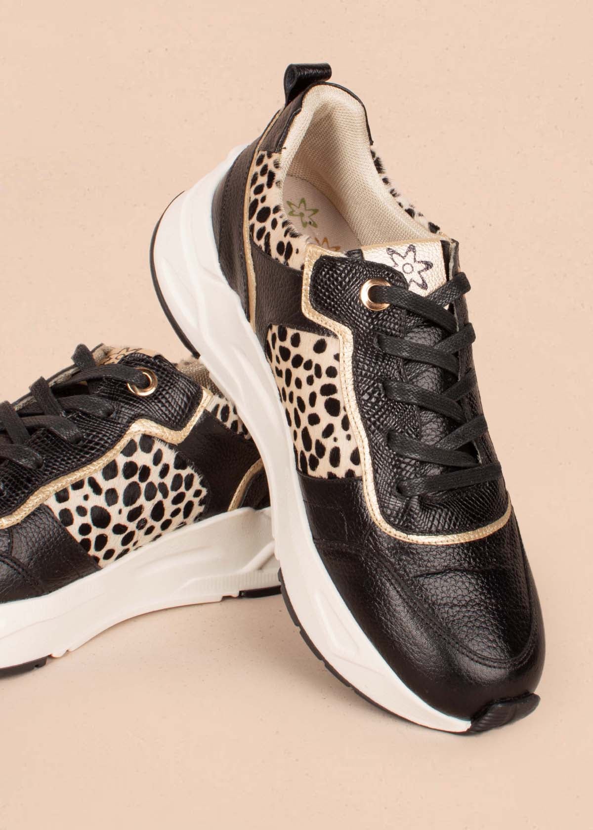 Tenis casuales en cuero color negro con folia 104610