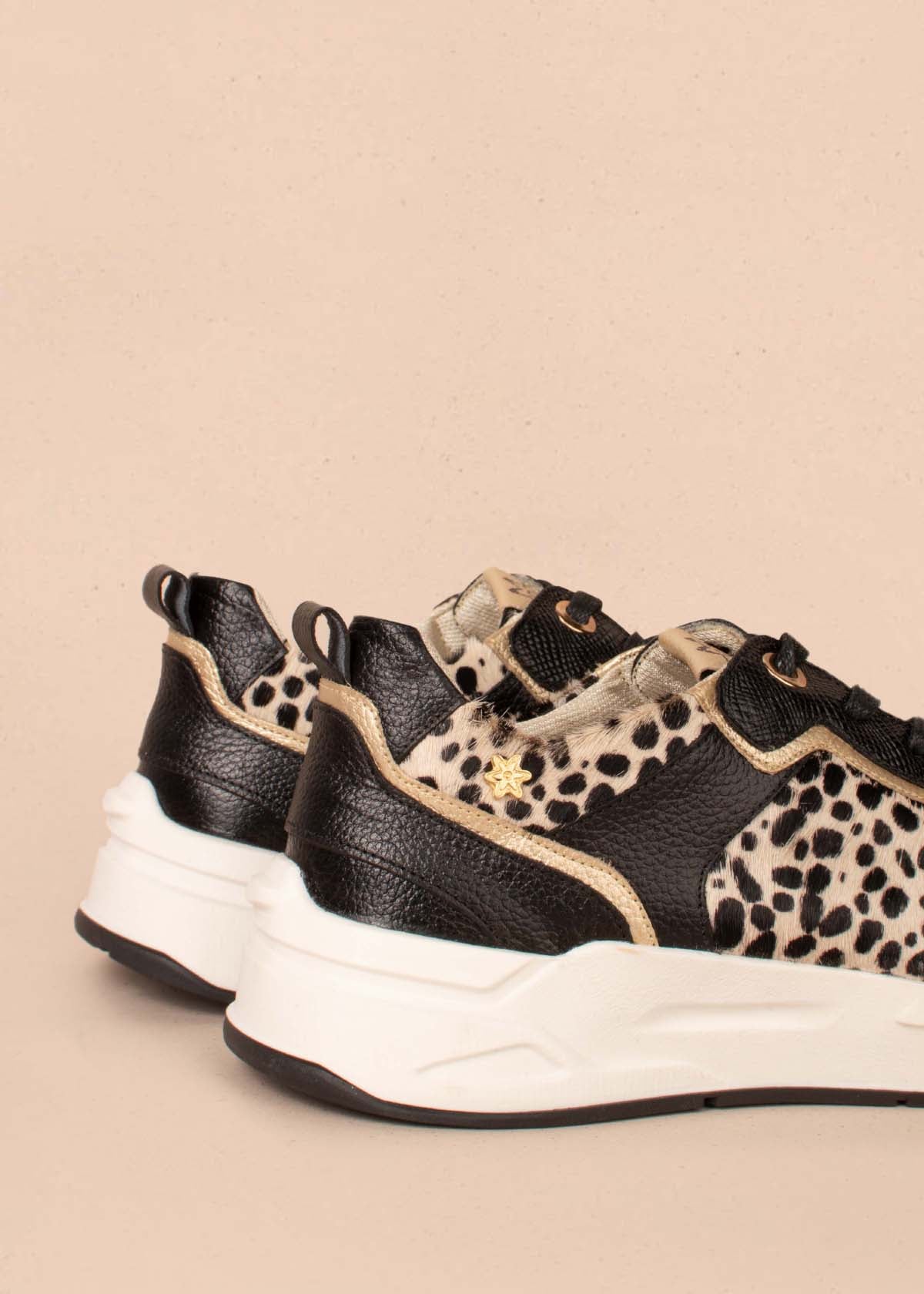Tenis casuales en cuero color negro con folia 104610