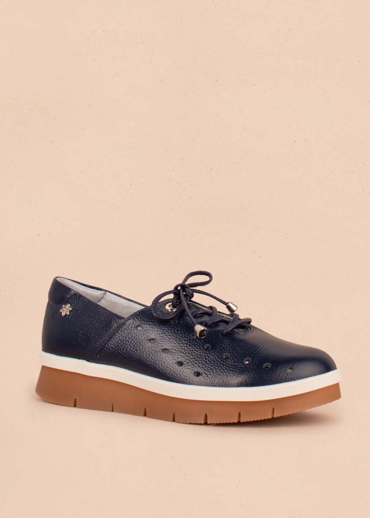 Tenis casuales en cuero color azul oscuro con perforaciones 104611