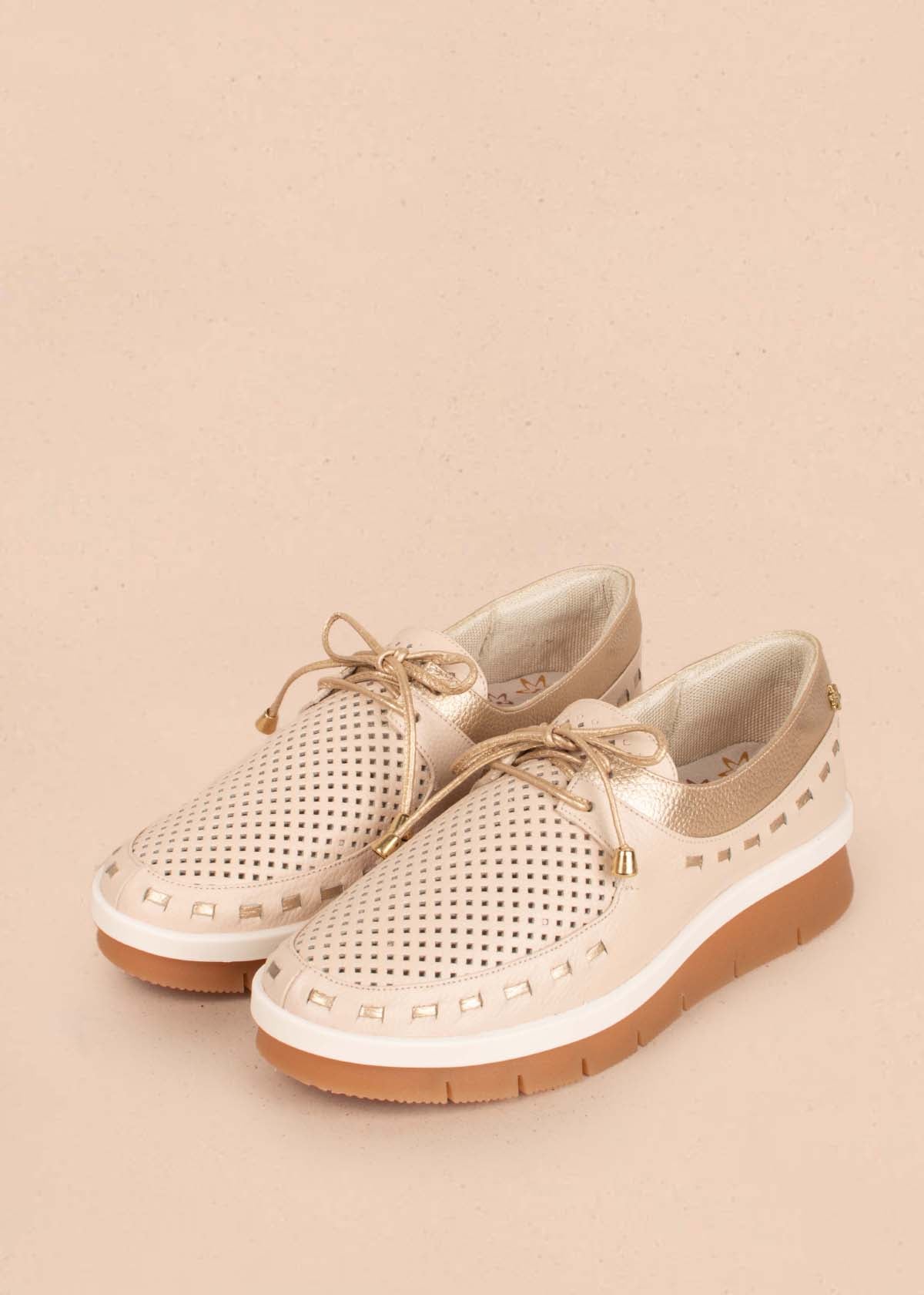 Ataduras casuales en cuero color beige con perforaciones