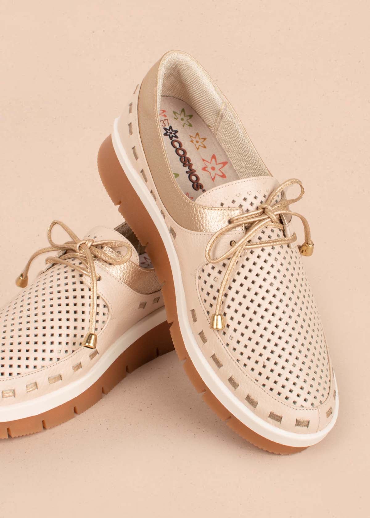Ataduras casuales en cuero color beige con perforaciones