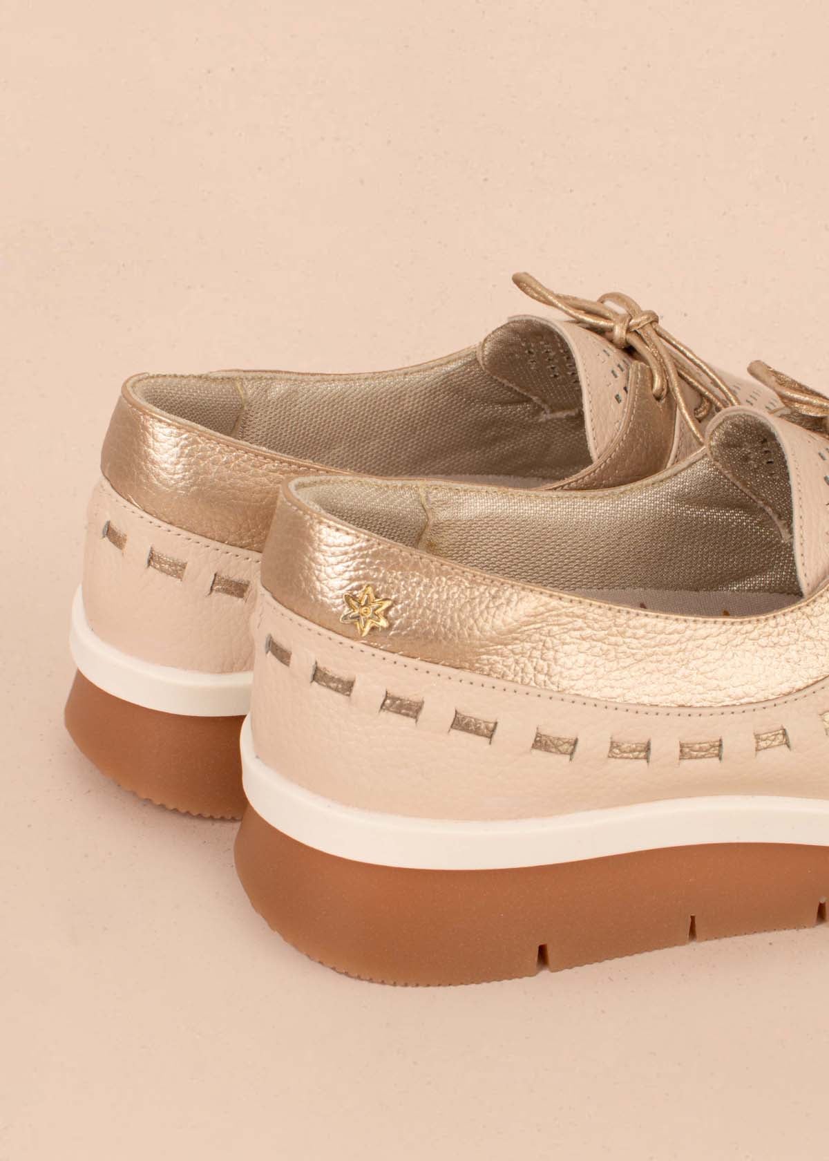 Ataduras casuales en cuero color beige con perforaciones