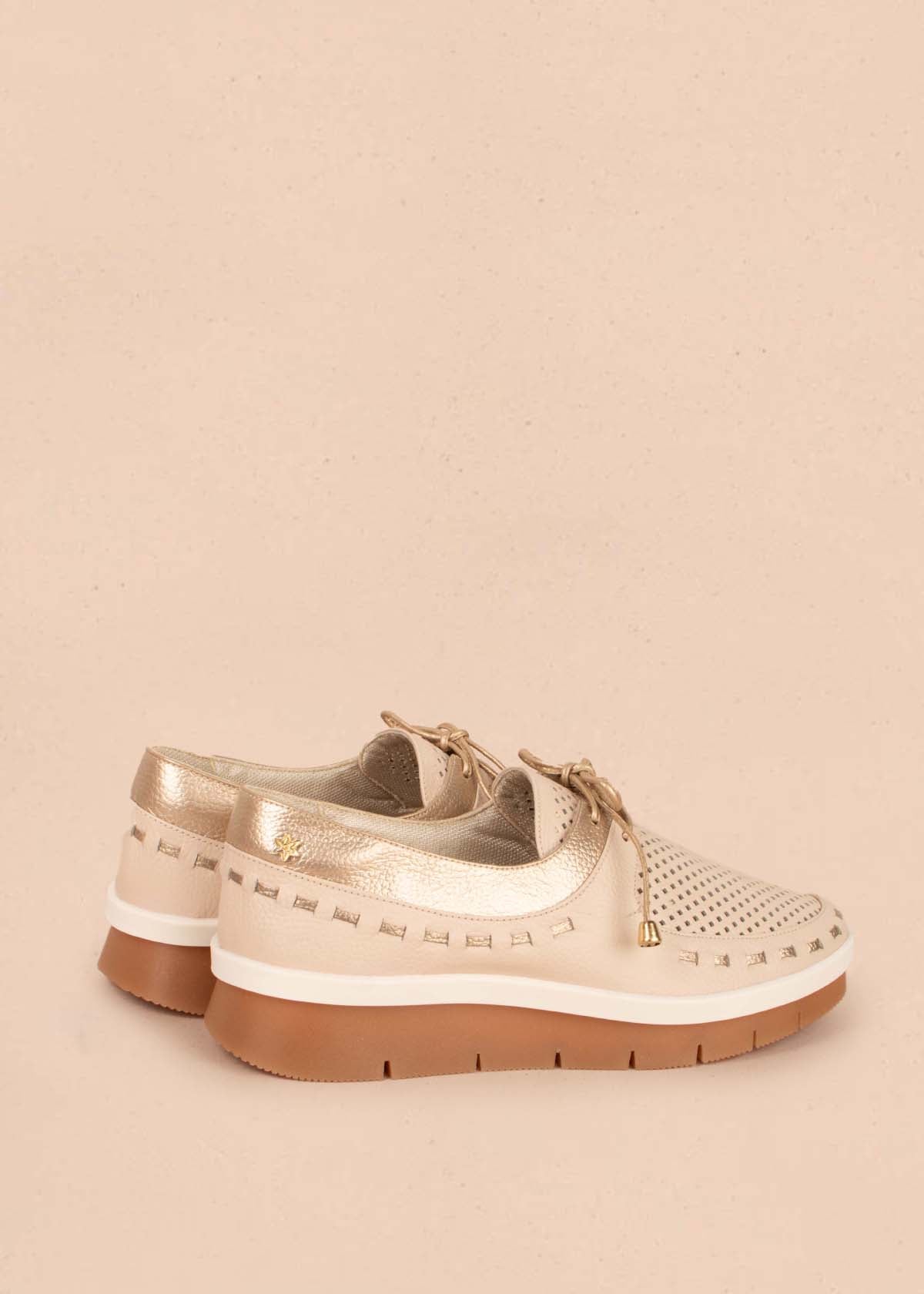 Ataduras casuales en cuero color beige con perforaciones