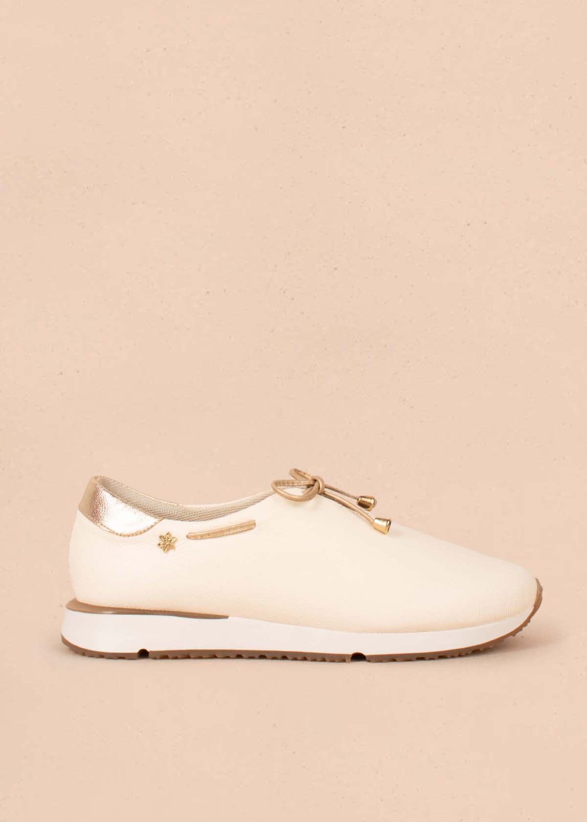 Tenis casuales en cuero color talco 104615