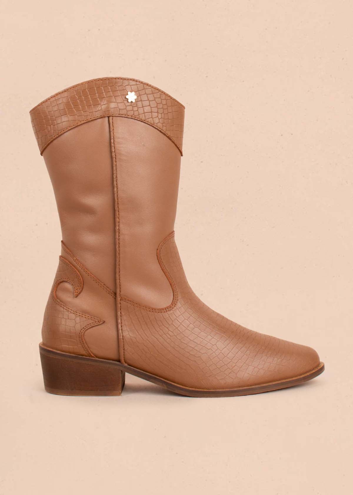 Botas caña media texanas en cuero color miel con textura croco104629