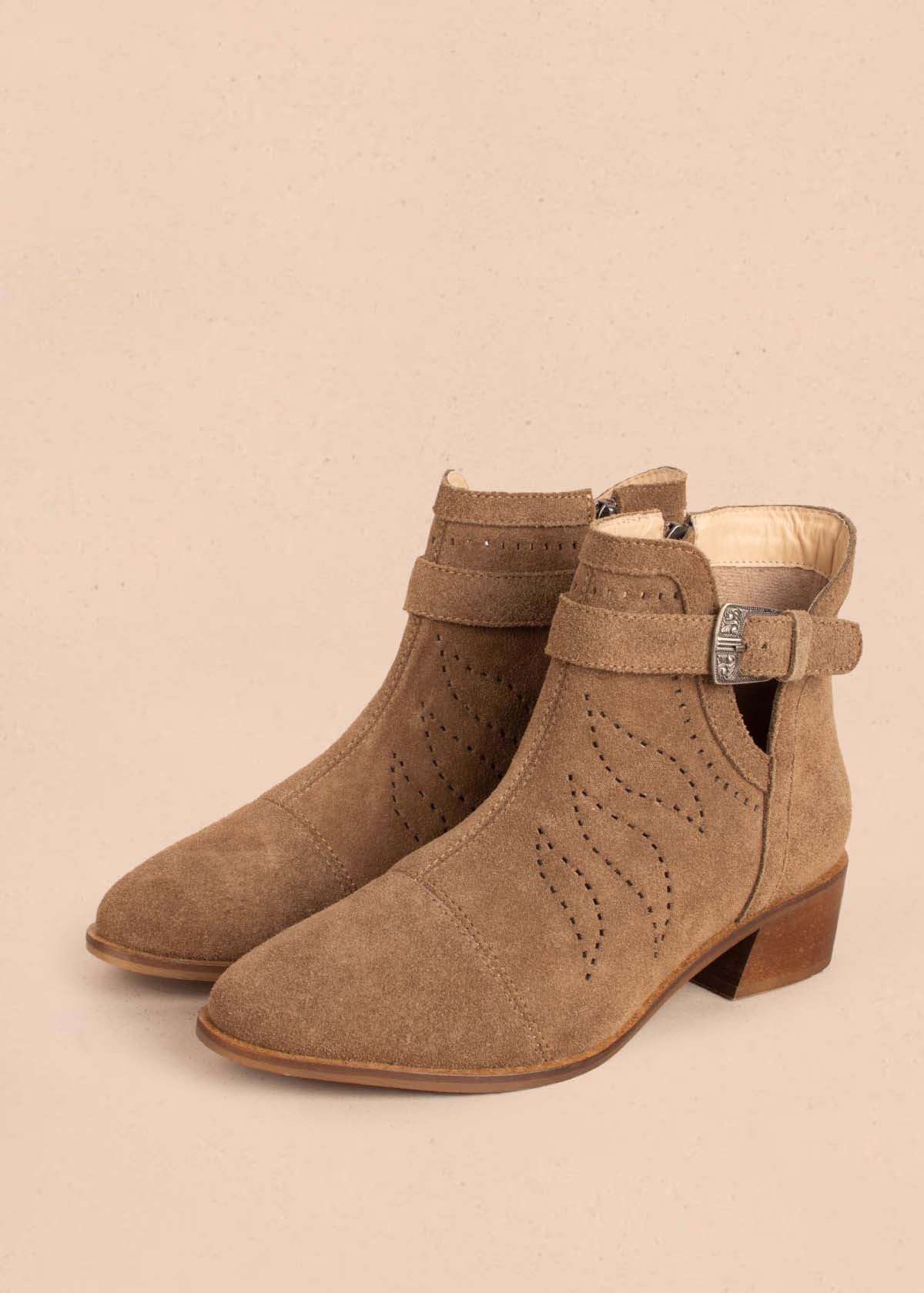 Botines texanos en cuero color miel con perforaciones 104639