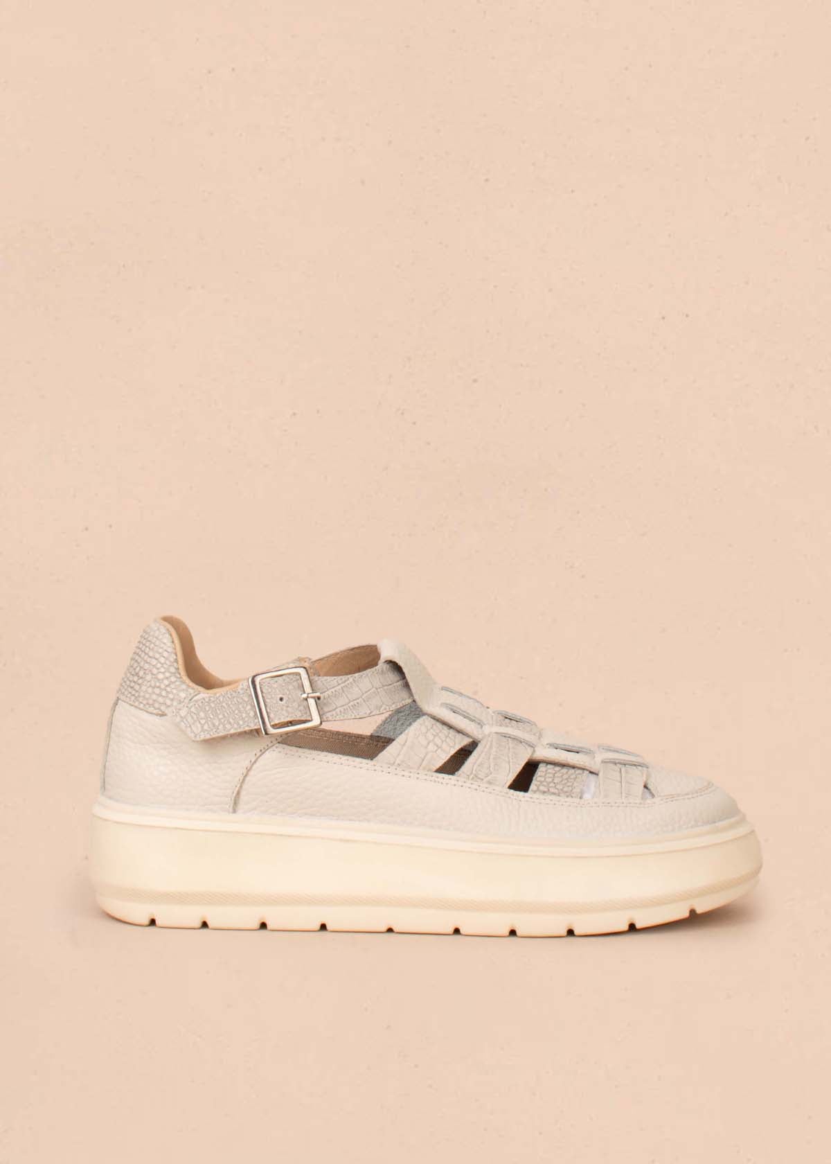Zapatos cerrados en cuero color beige con hebilla 104644